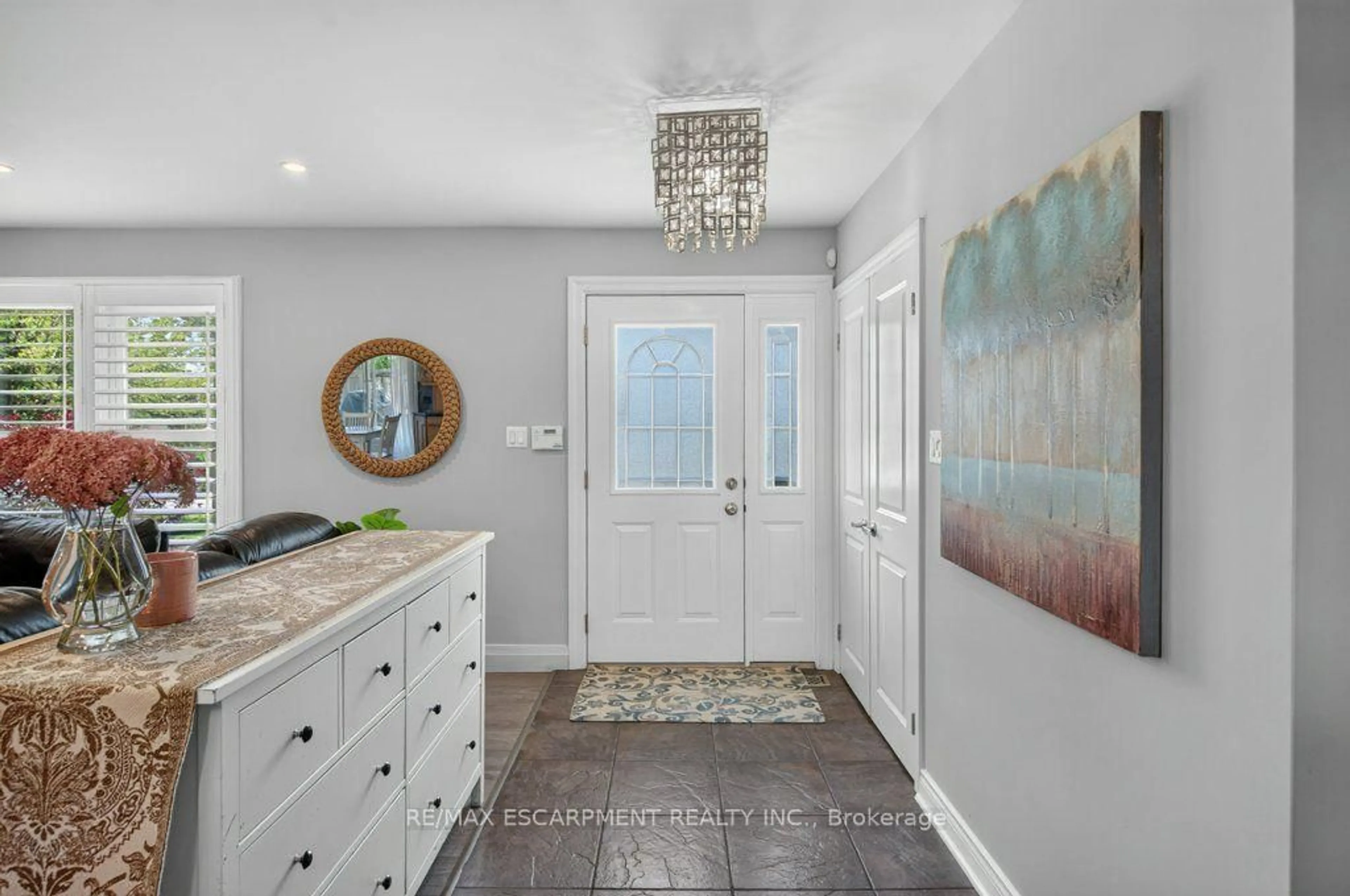 Indoor entryway for 100 Alderson Dr, Hamilton Ontario L9B 1G5