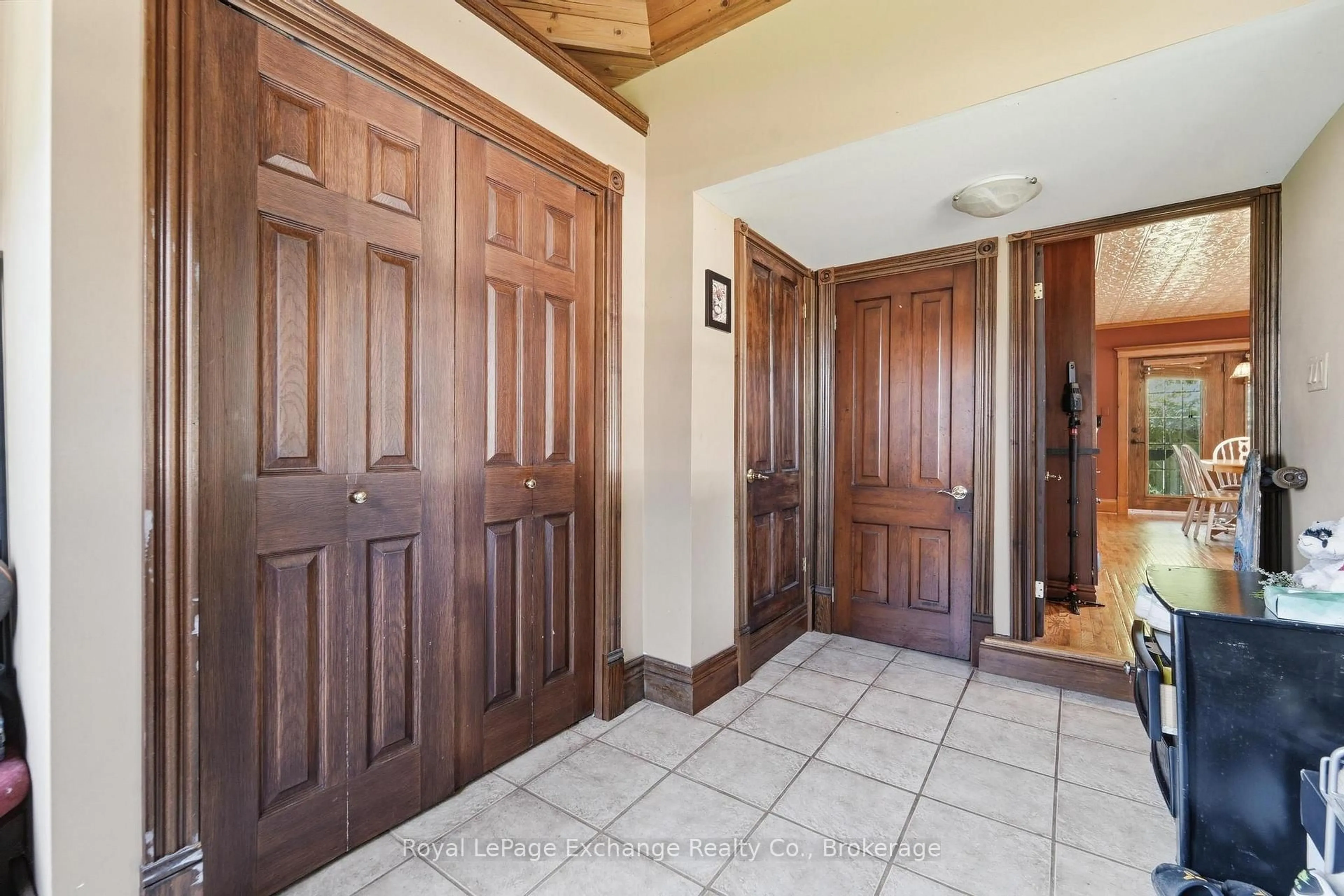 Indoor foyer for 28 Wickham St, Kincardine Ontario N0G 2T0