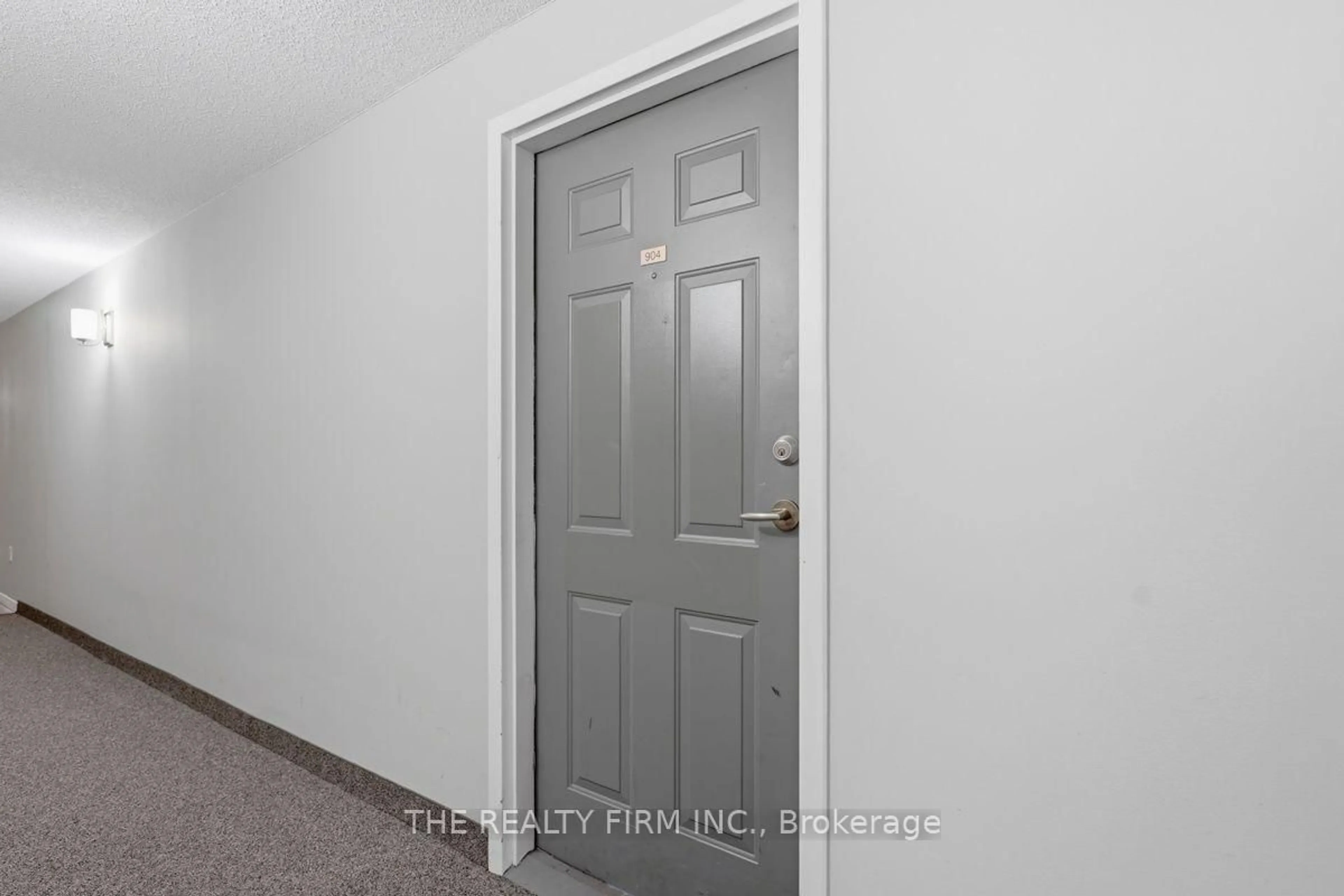 Indoor entryway for 76 Baseline Rd #904, London South Ontario N6J 4X6