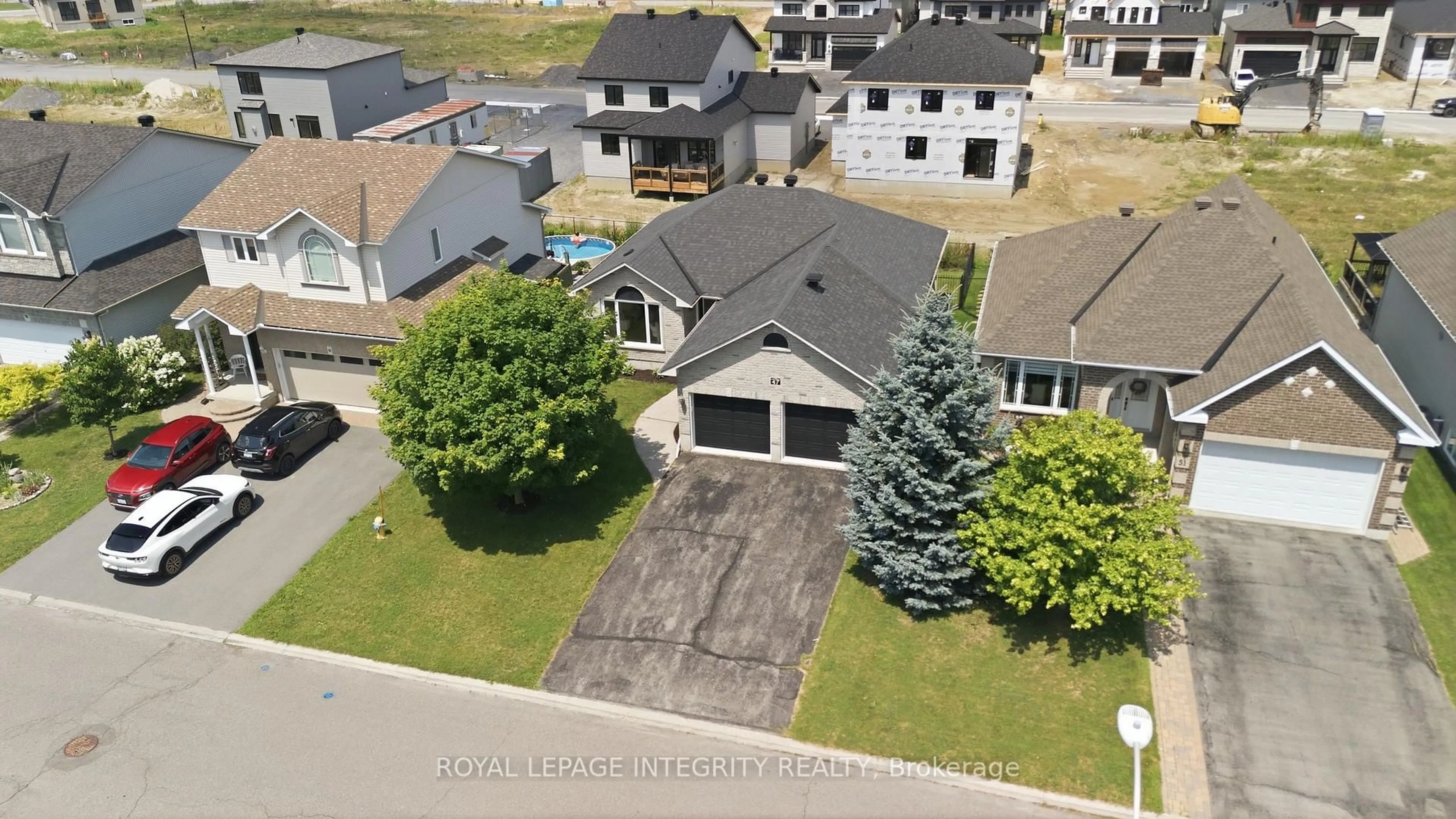 A pic from outside/outdoor area/front of a property/back of a property/a pic from drone, street for 47 Daze St, Russell Ontario K0A 1W0