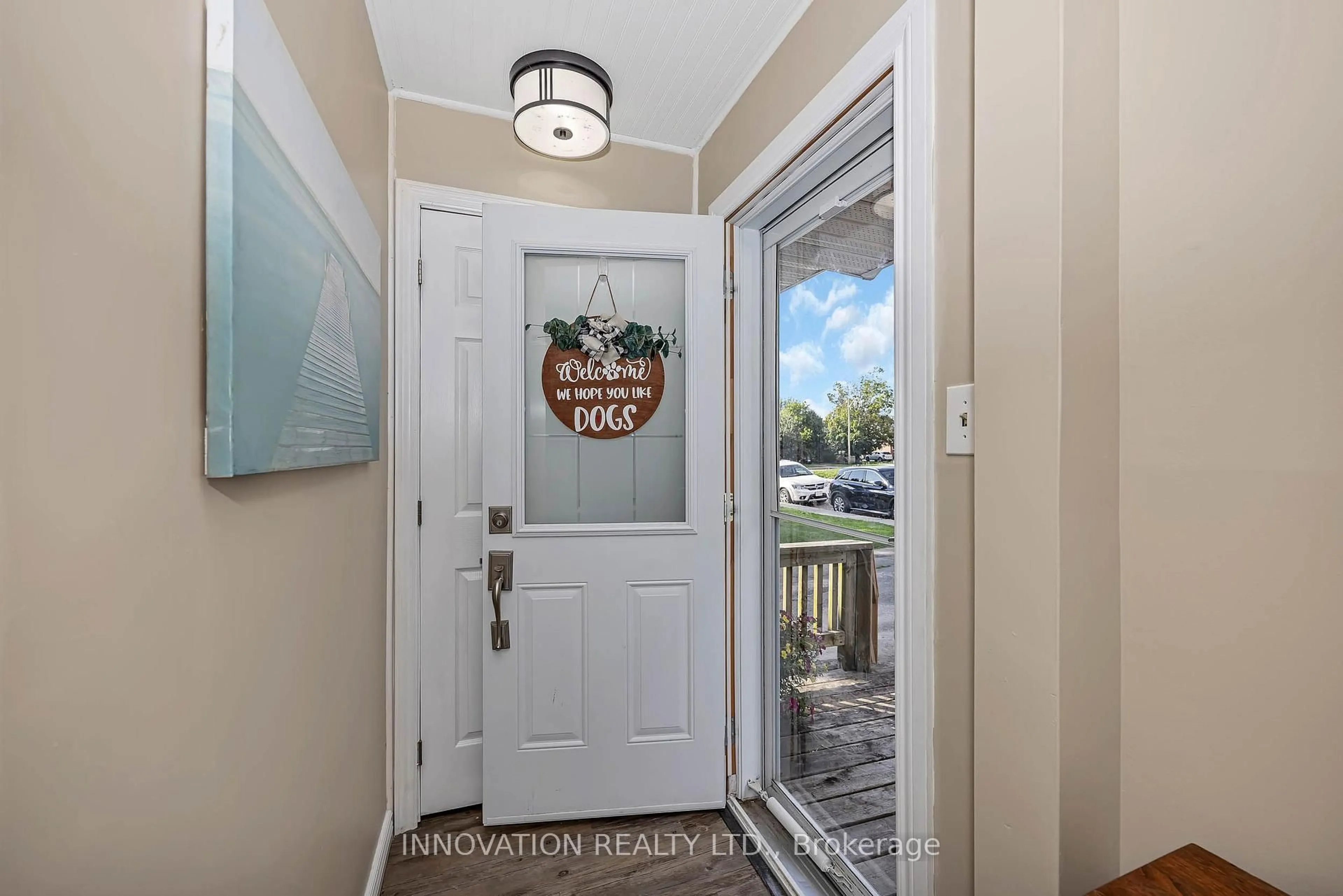 Indoor entryway for 144 Francis St, Renfrew Ontario K7V 1C4