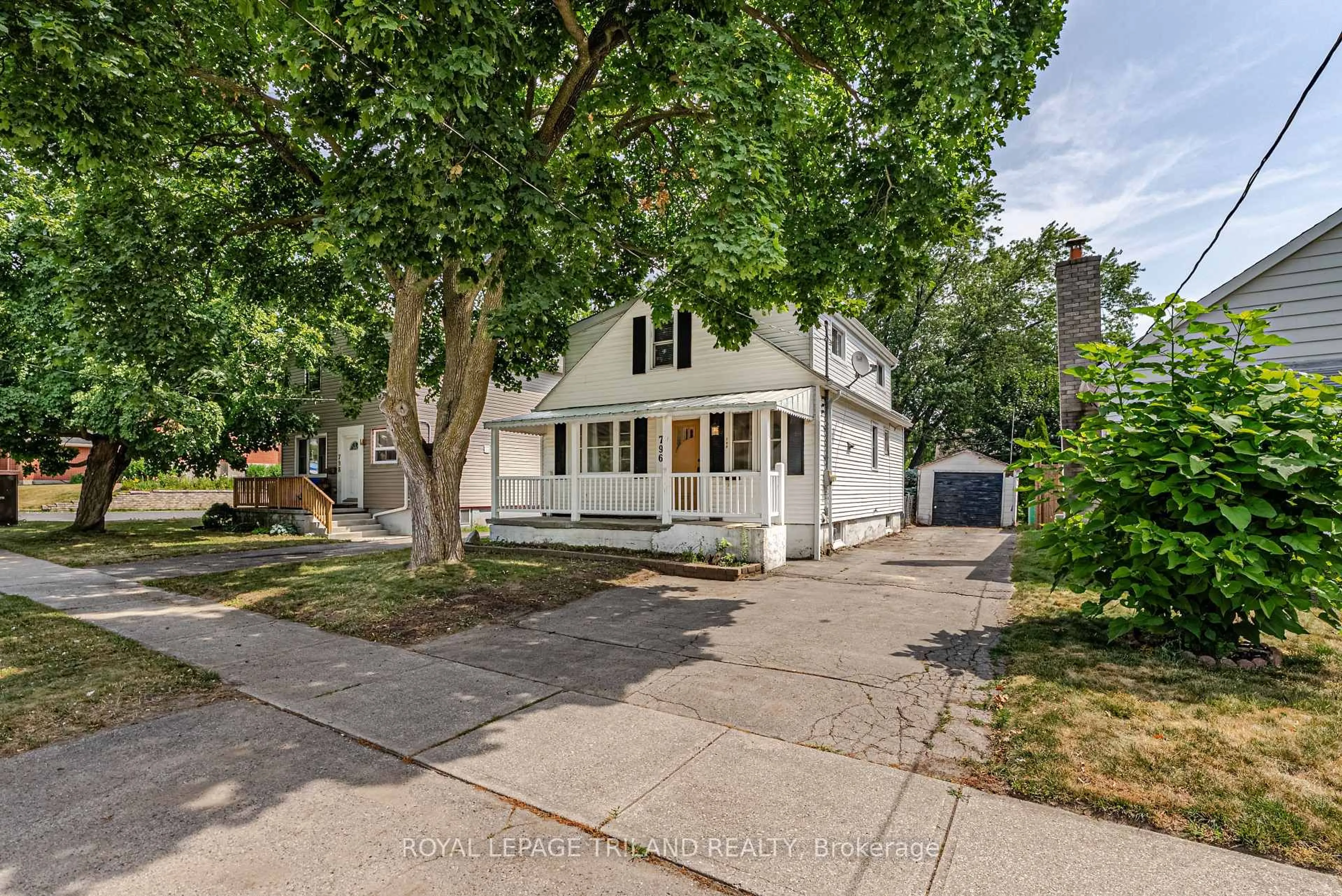 A pic from outside/outdoor area/front of a property/back of a property/a pic from drone, street for 796 Fleet St, London East Ontario N5Y 1R9