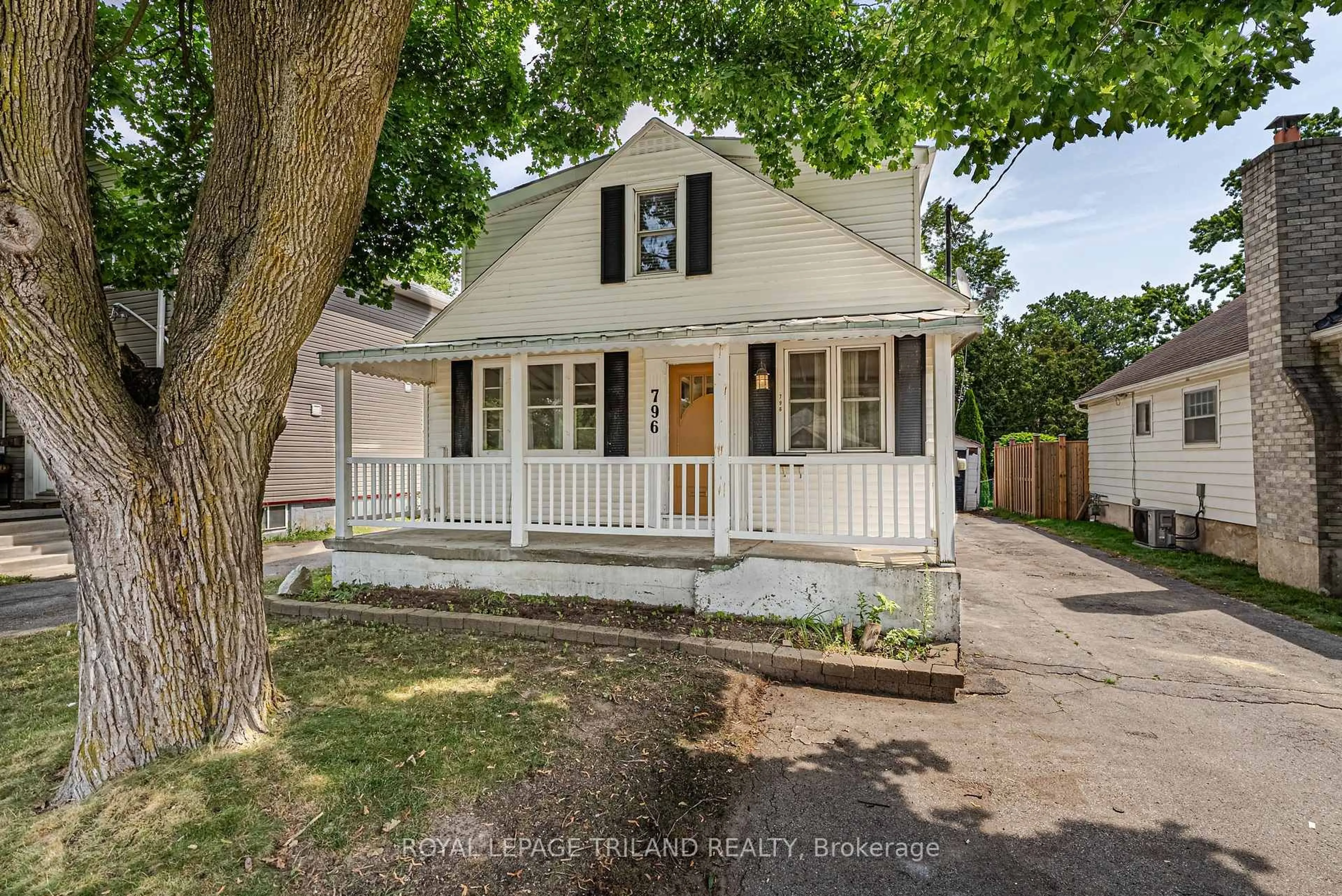 Home with vinyl exterior material, street for 796 Fleet St, London East Ontario N5Y 1R9