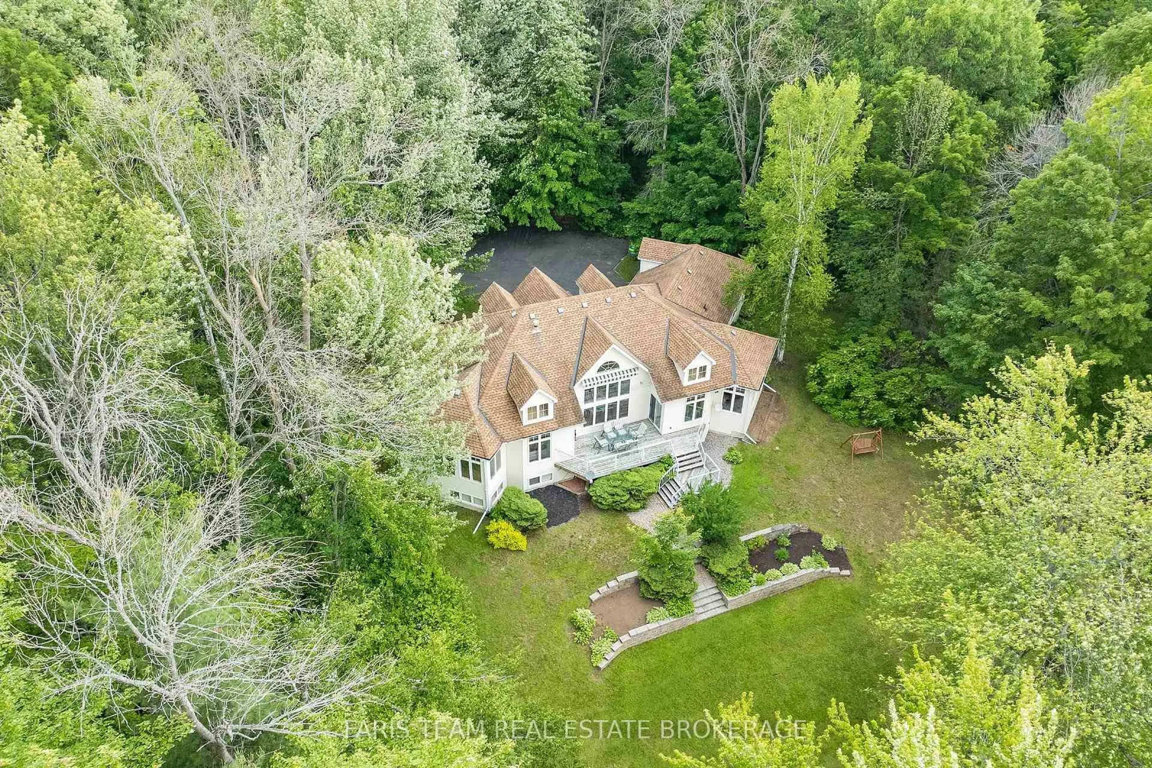 A pic from outside/outdoor area/front of a property/back of a property/a pic from drone, unknown for 1037 Rockcastle Rd, Gravenhurst Ontario P0E 1N0