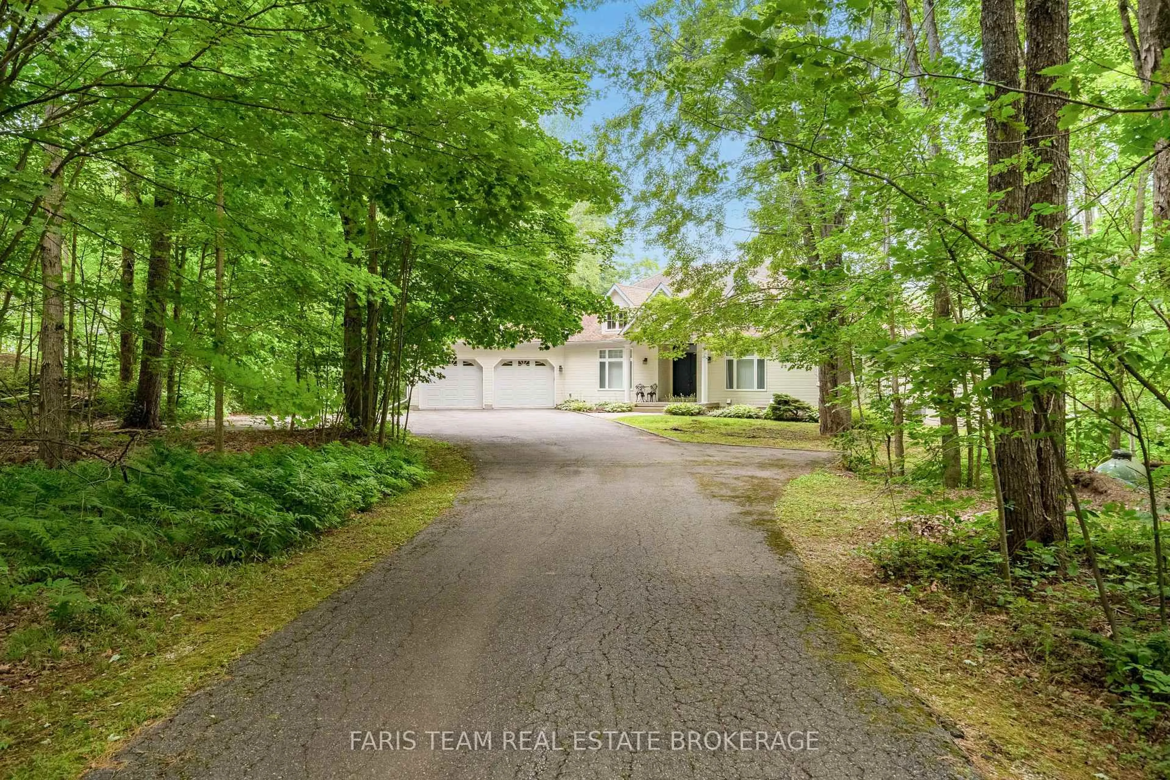 A pic from outside/outdoor area/front of a property/back of a property/a pic from drone, street for 1037 Rockcastle Rd, Gravenhurst Ontario P0E 1N0