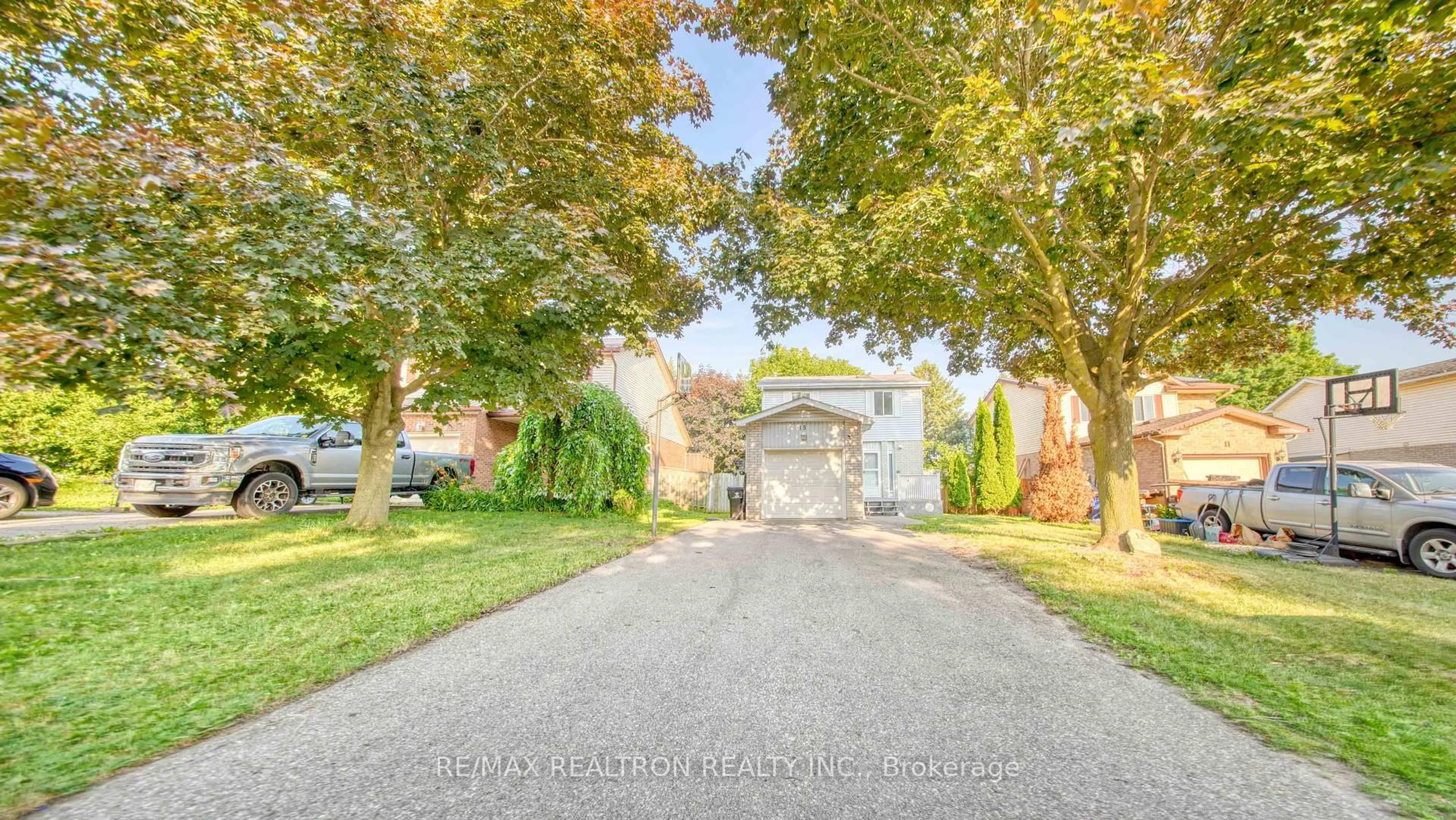 A pic from outside/outdoor area/front of a property/back of a property/a pic from drone, street for 15 Glendan Crt, Cambridge Ontario N1R 7N4