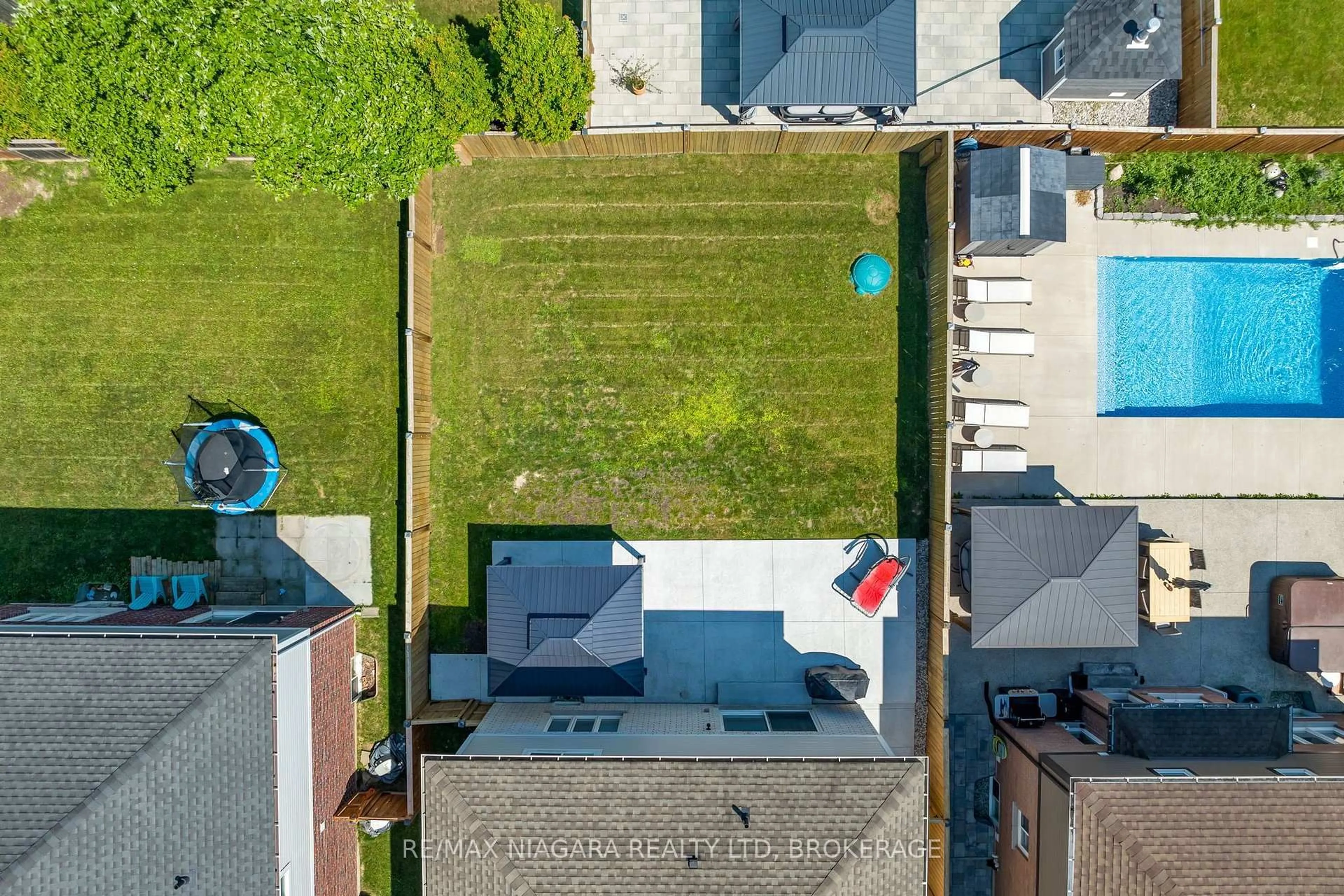 A pic from outside/outdoor area/front of a property/back of a property/a pic from drone, street for 7 Riley Ave, Pelham Ontario L0S 1E6