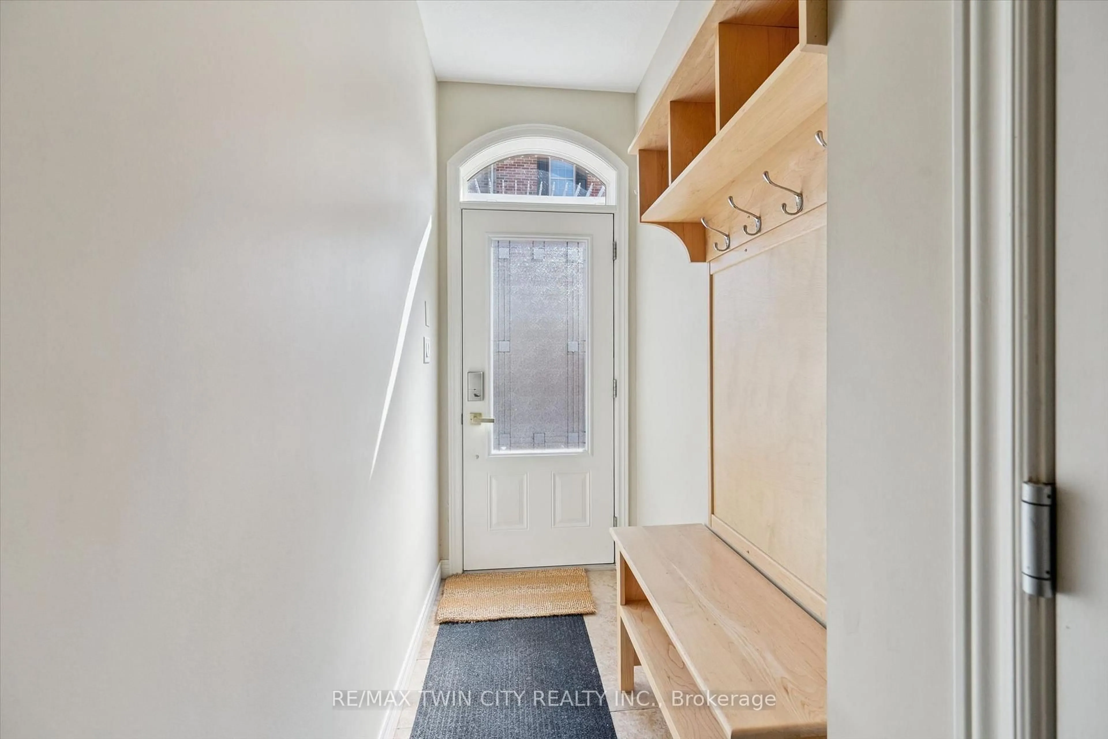 Indoor entryway for 4 Cheltenham Mews, Kitchener Ontario N2H 0B2