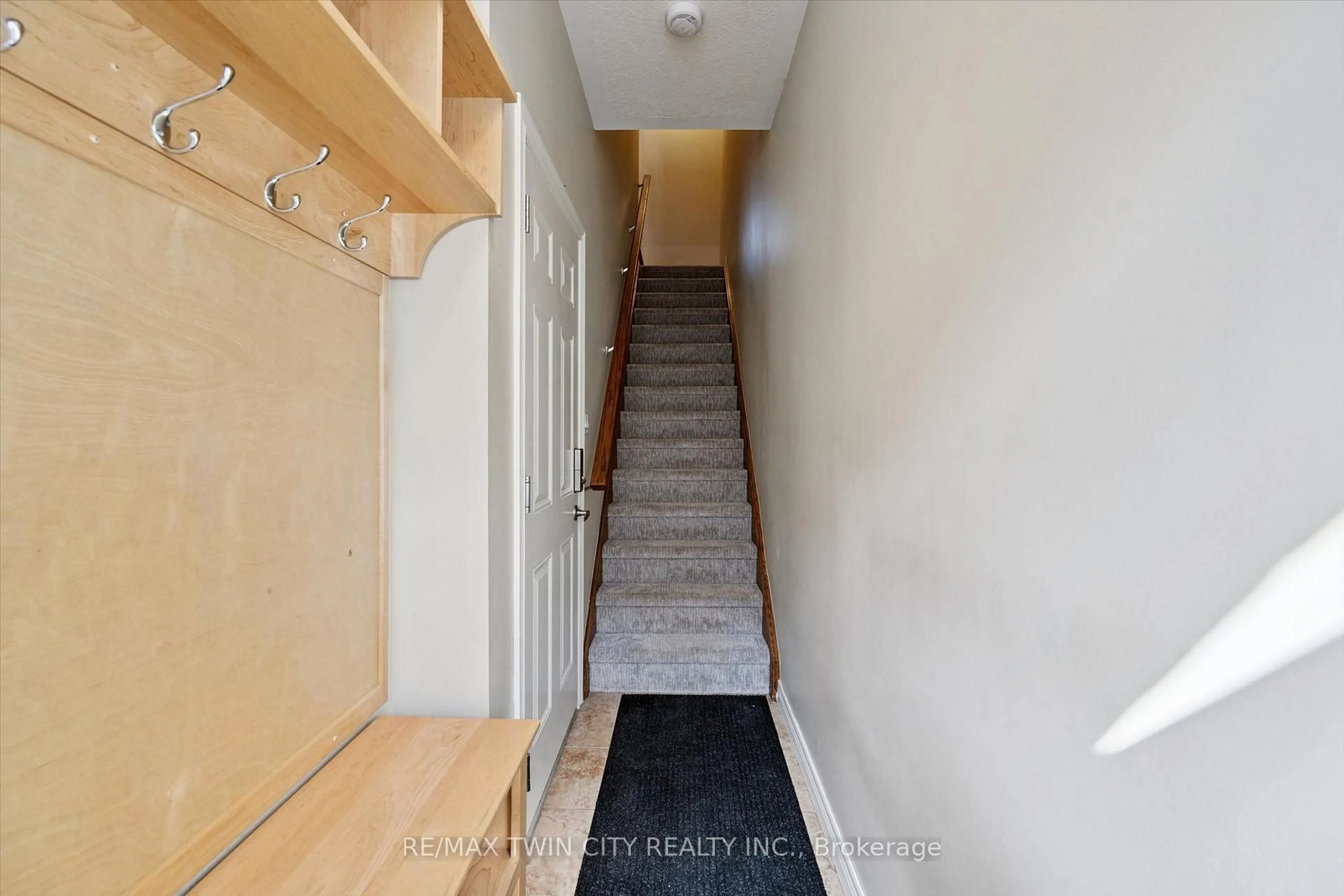 Unknown for 4 Cheltenham Mews, Kitchener Ontario N2H 0B2