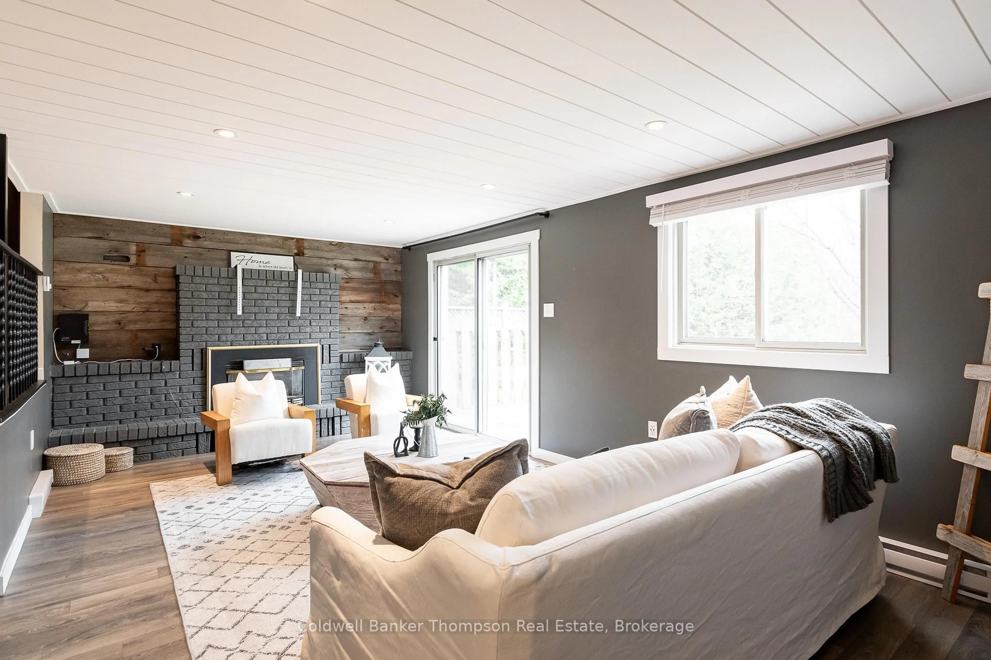 Living room with furniture, wood/laminate floor for 107 Spencer St, Bracebridge Ontario P1L 1C3