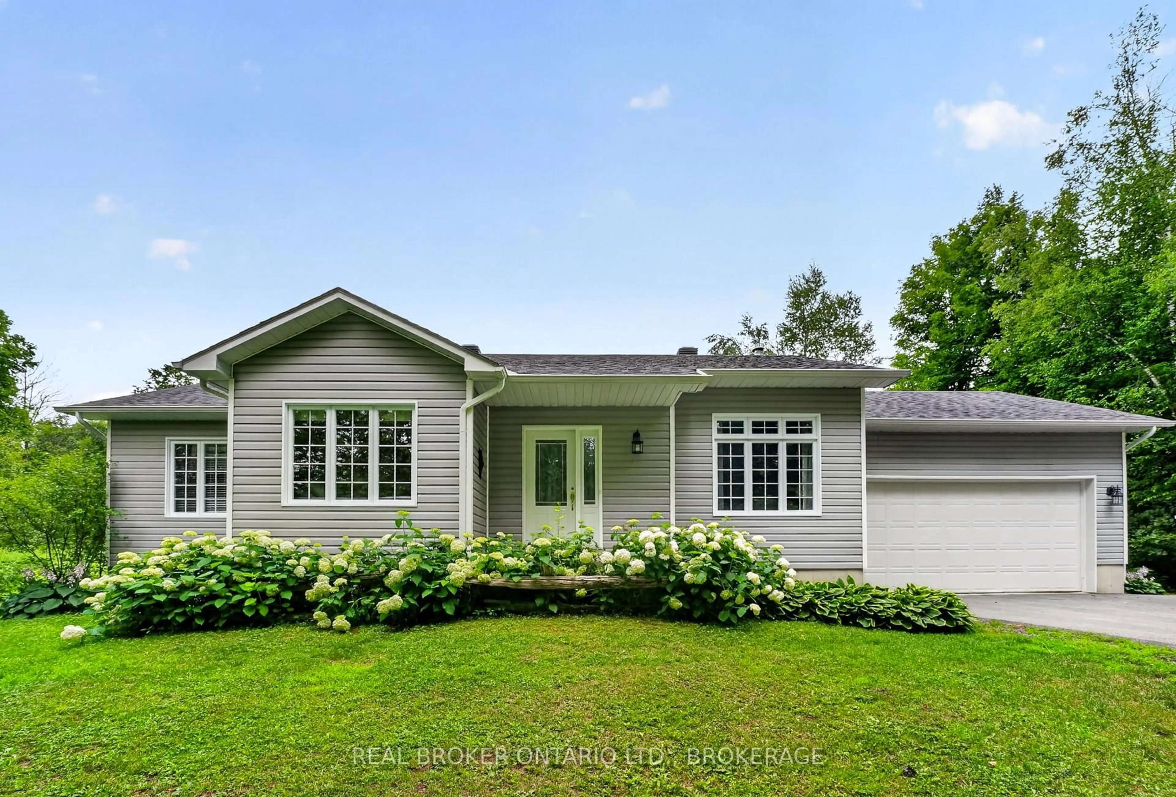 Home with vinyl exterior material, street for 18972 Kenyon Conc Rd 3 Rd, North Glengarry Ontario K0C 1B0