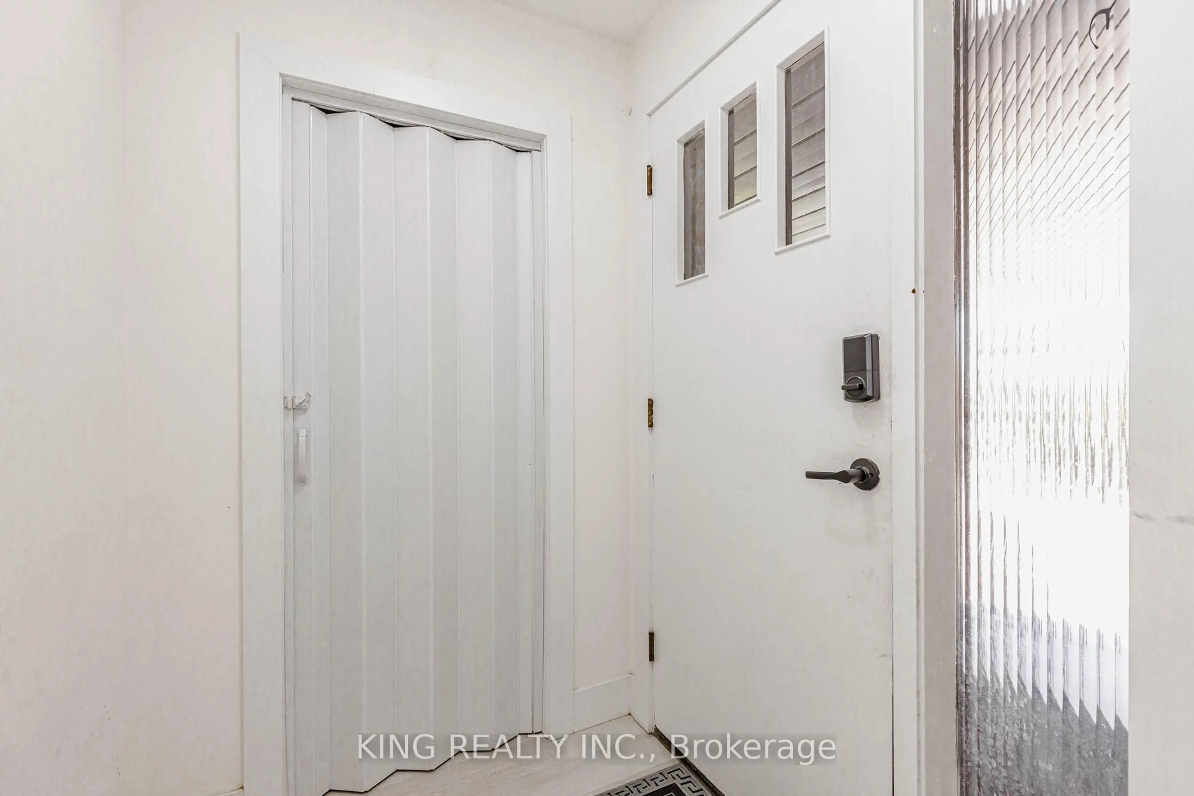 Indoor entryway for 40 Granton St, Hamilton Ontario L8S 3C2