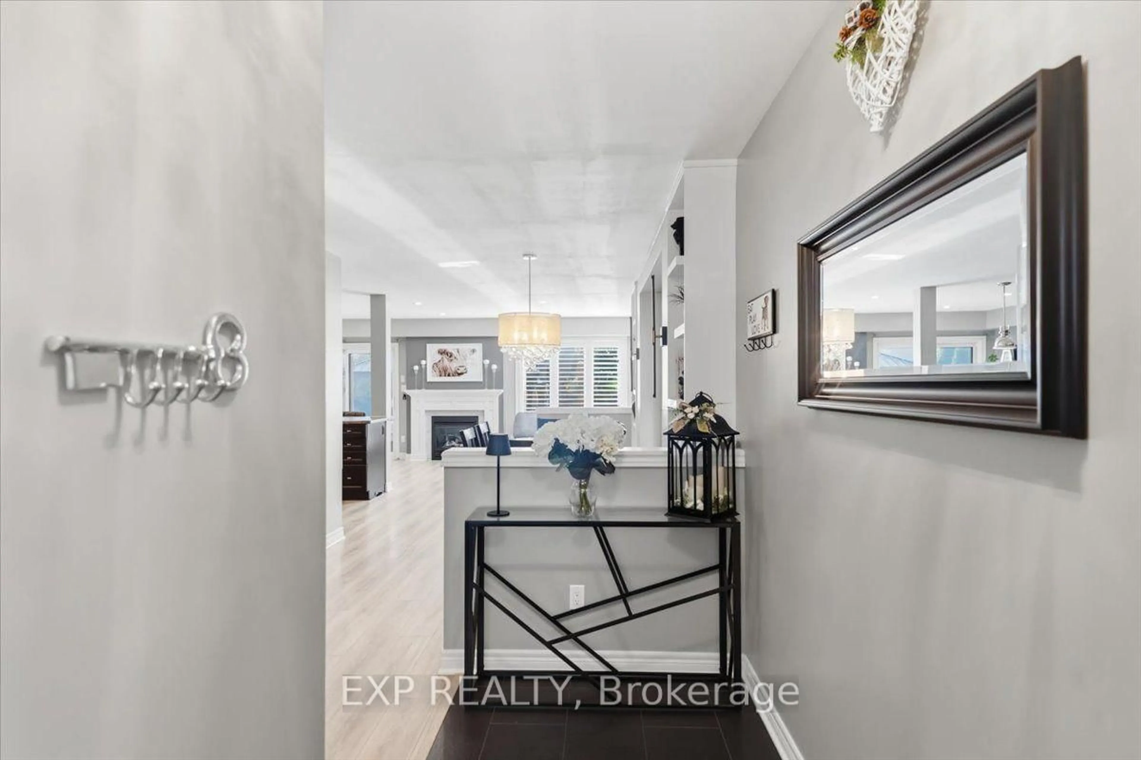 Indoor entryway for 6063 Fausta Blvd, Niagara Falls Ontario L2H 0J1