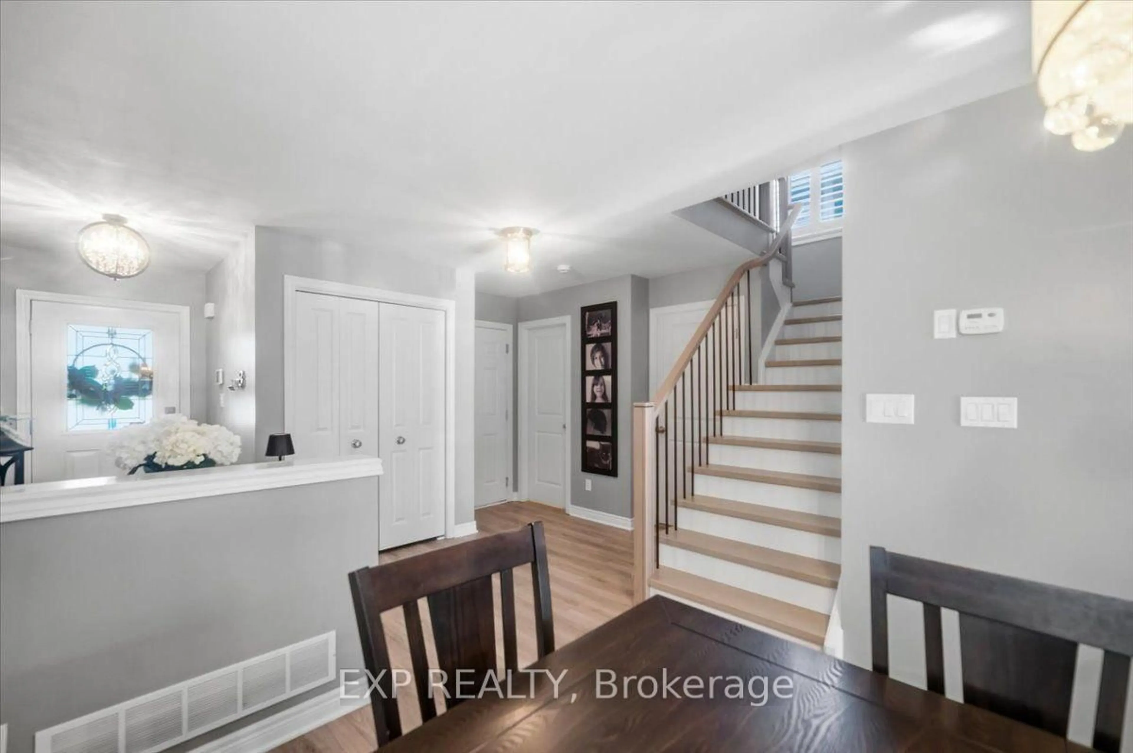 Indoor entryway for 6063 Fausta Blvd, Niagara Falls Ontario L2H 0J1
