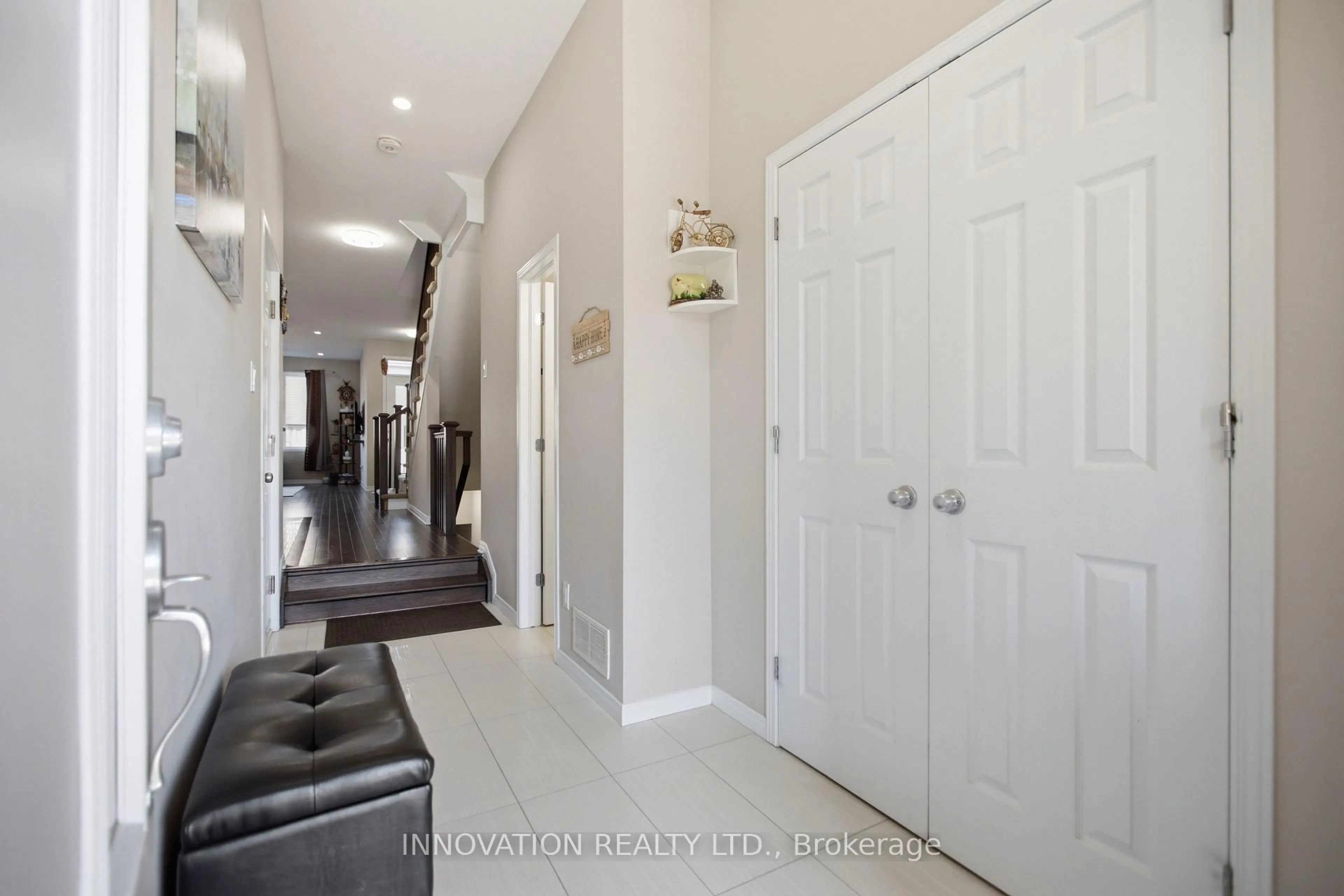 Indoor entryway for 517 Dressage Ave, Ottawa Ontario K2V 0C8