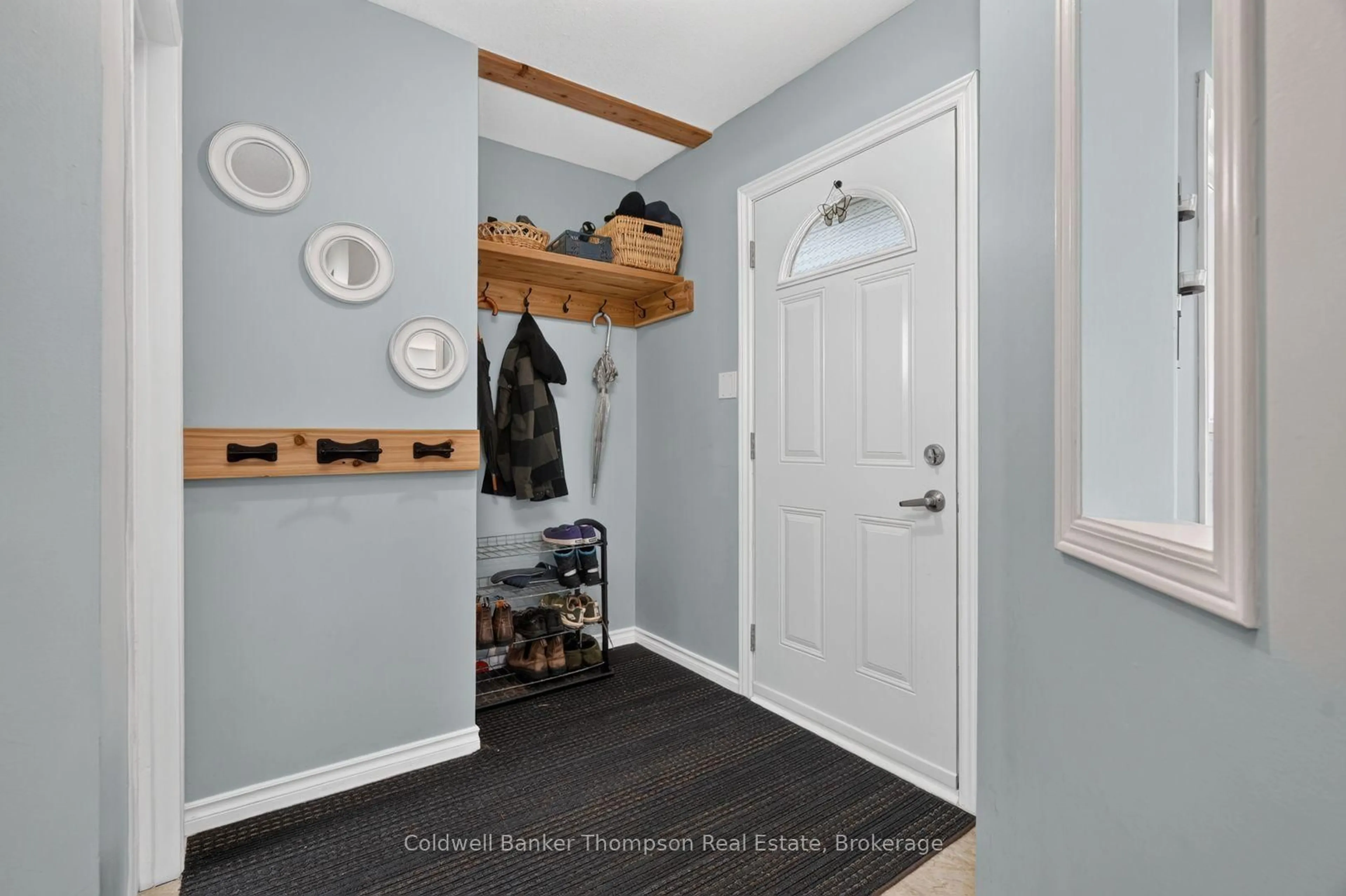 Indoor entryway for 15 Sabrina Park Dr, Huntsville Ontario P1H 1L8