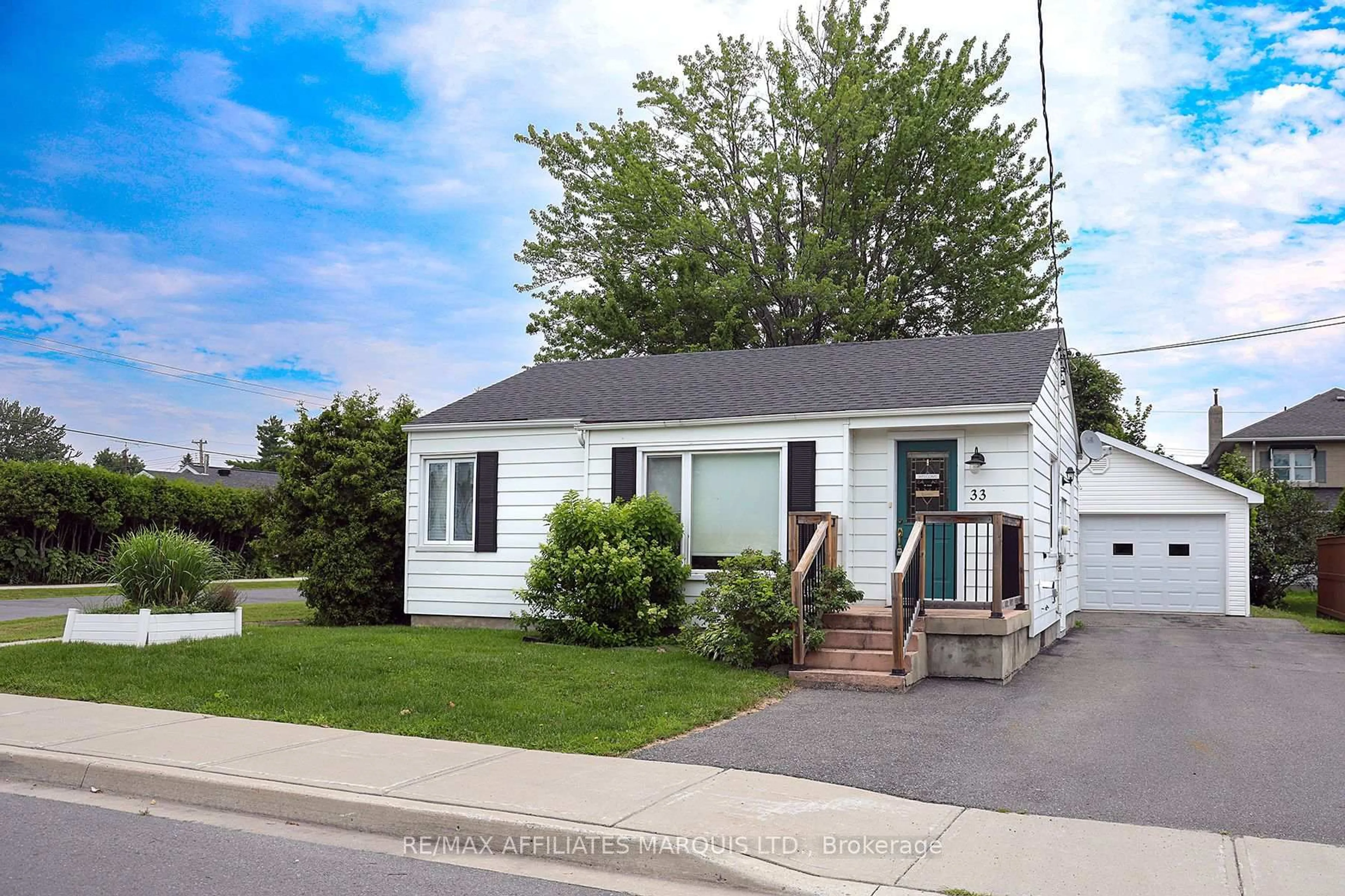 Home with vinyl exterior material, street for 33 Ontario St, South Dundas Ontario K0C 1X0