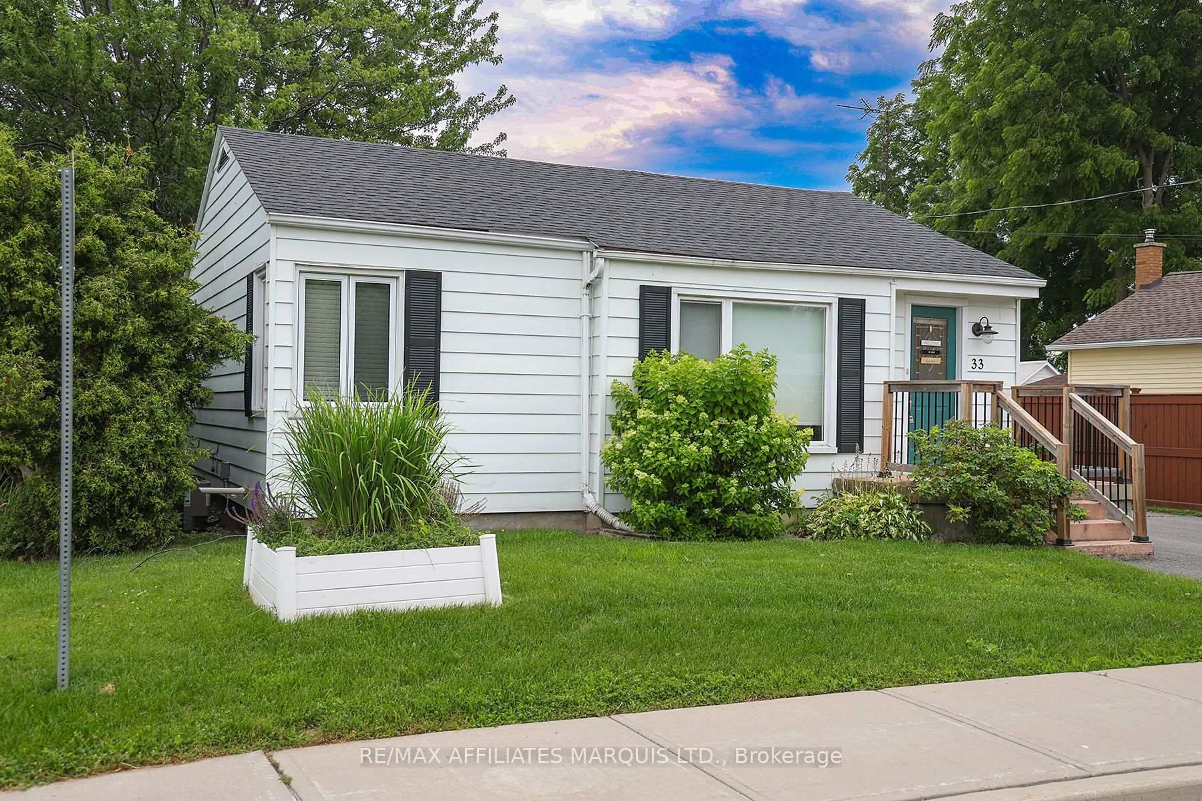 Home with vinyl exterior material, street for 33 Ontario St, South Dundas Ontario K0C 1X0