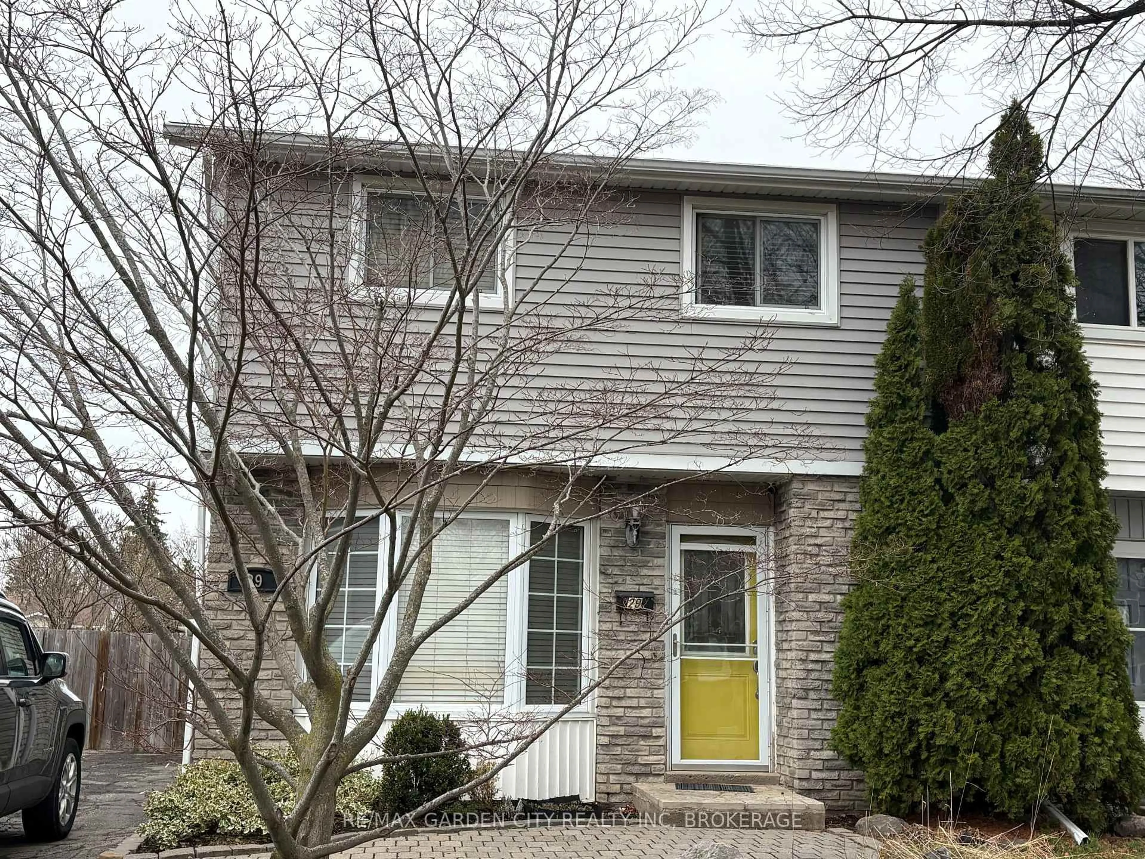 Home with vinyl exterior material, street for 29 ST. HILDA'S Crt, St. Catharines Ontario L2R 7H1