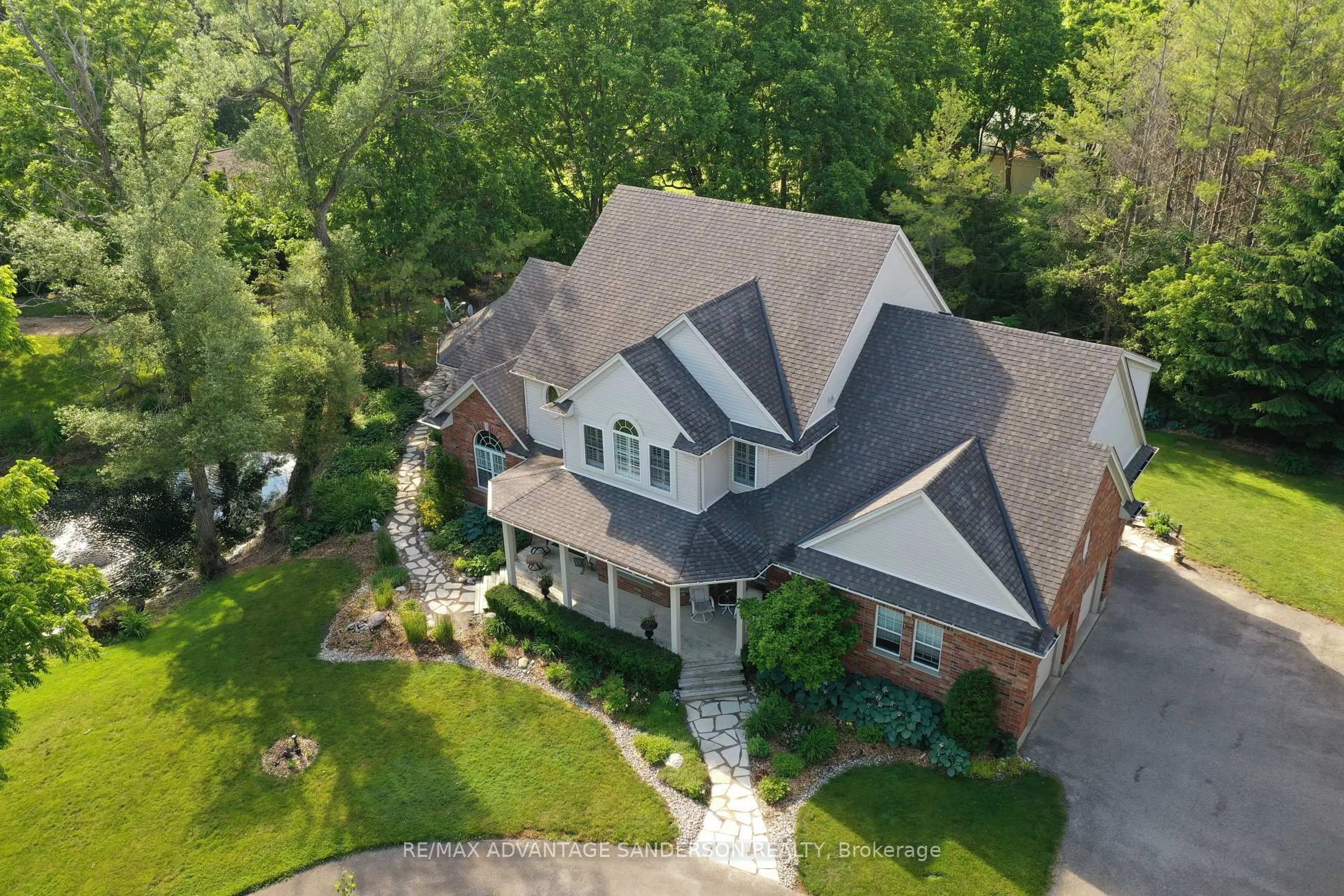 A pic from outside/outdoor area/front of a property/back of a property/a pic from drone, unknown for 1796 Gainsborough Rd, London North Ontario N6H 5L2
