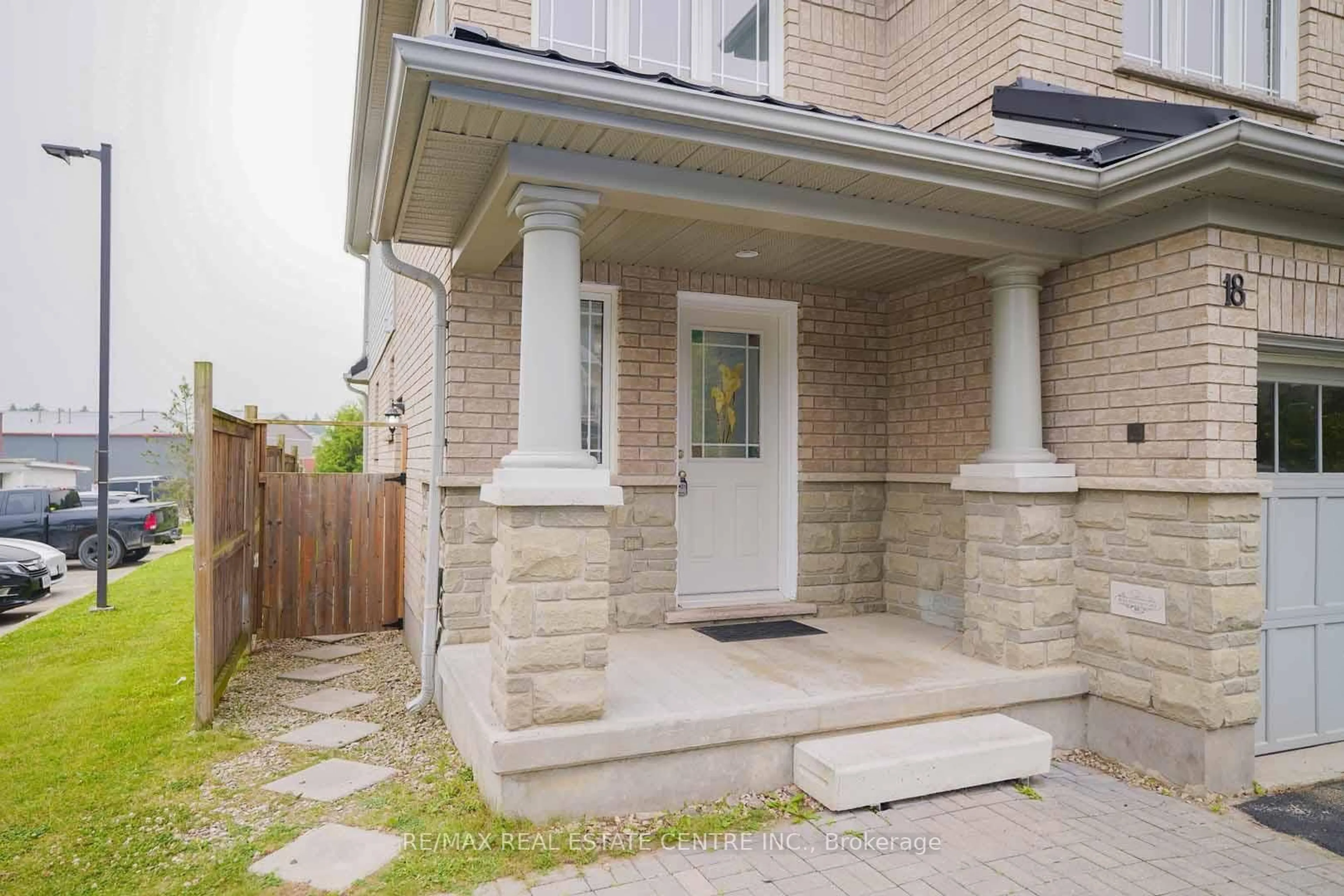 Patio, street for 18 Heritage Dr, Guelph Ontario N1G 0B2