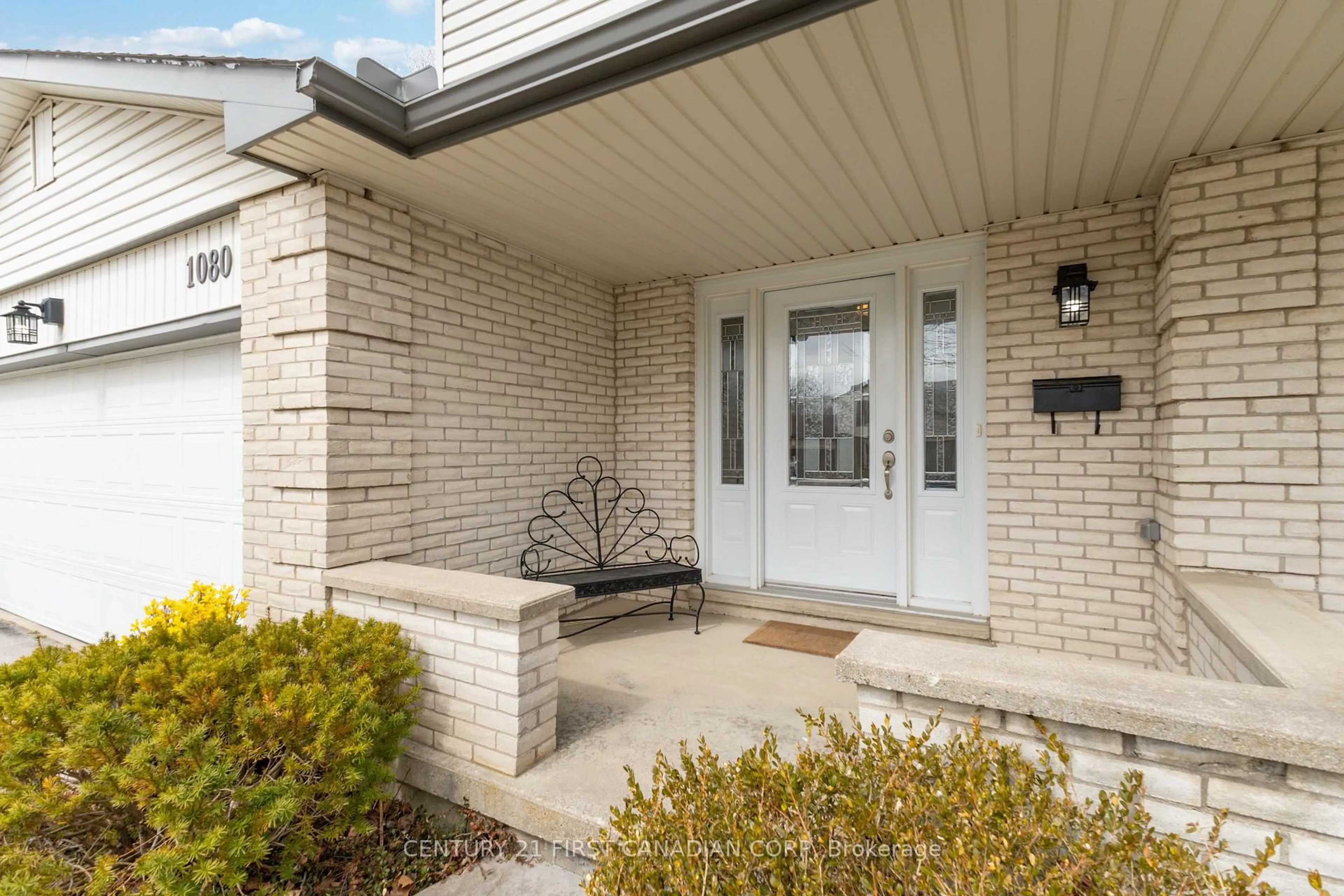 Indoor entryway for 1080 Viscount Rd, London South Ontario N6K 1H8