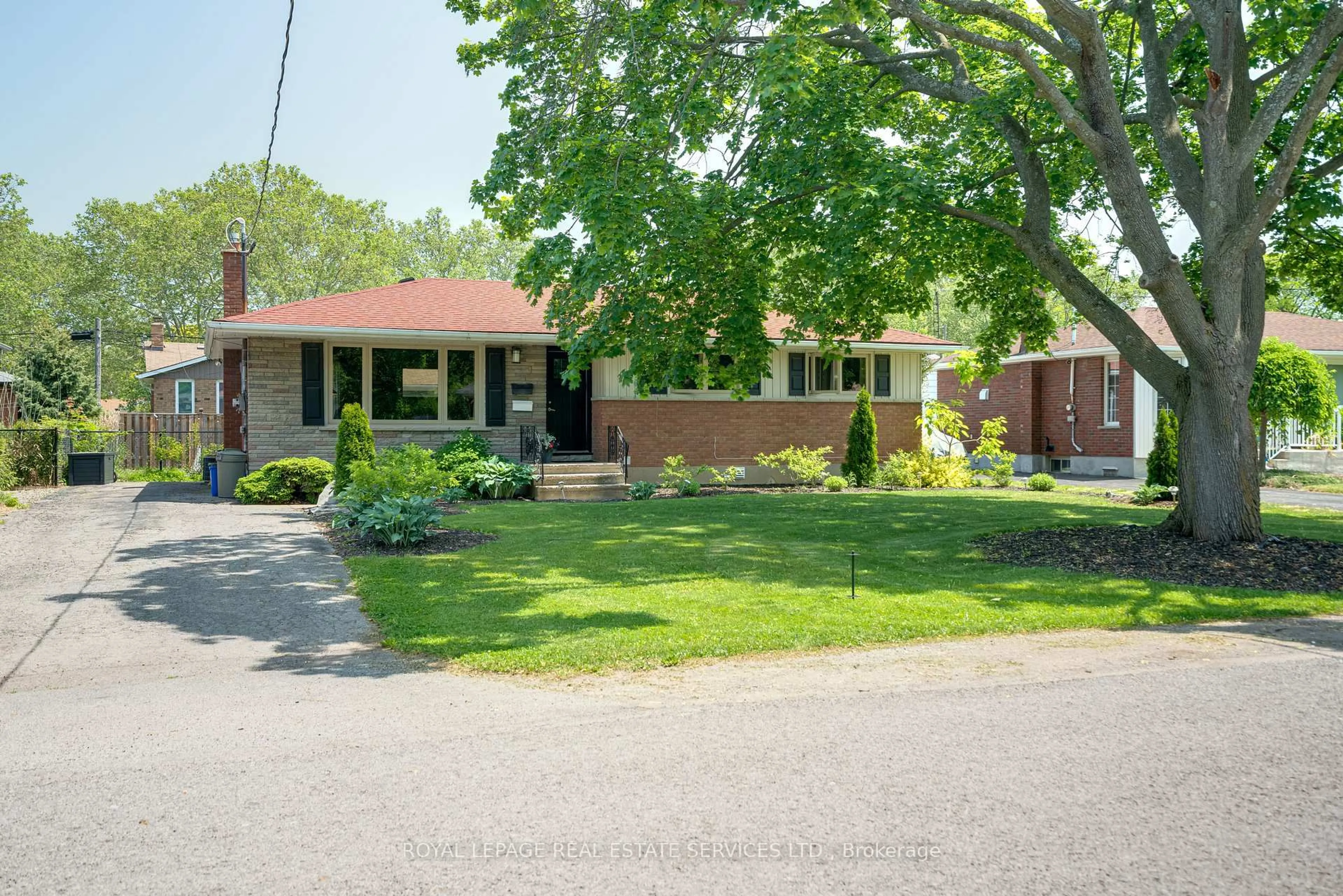 Home with brick exterior material, street for 70 Rochelle Dr, St. Catharines Ontario L2M 2Y4