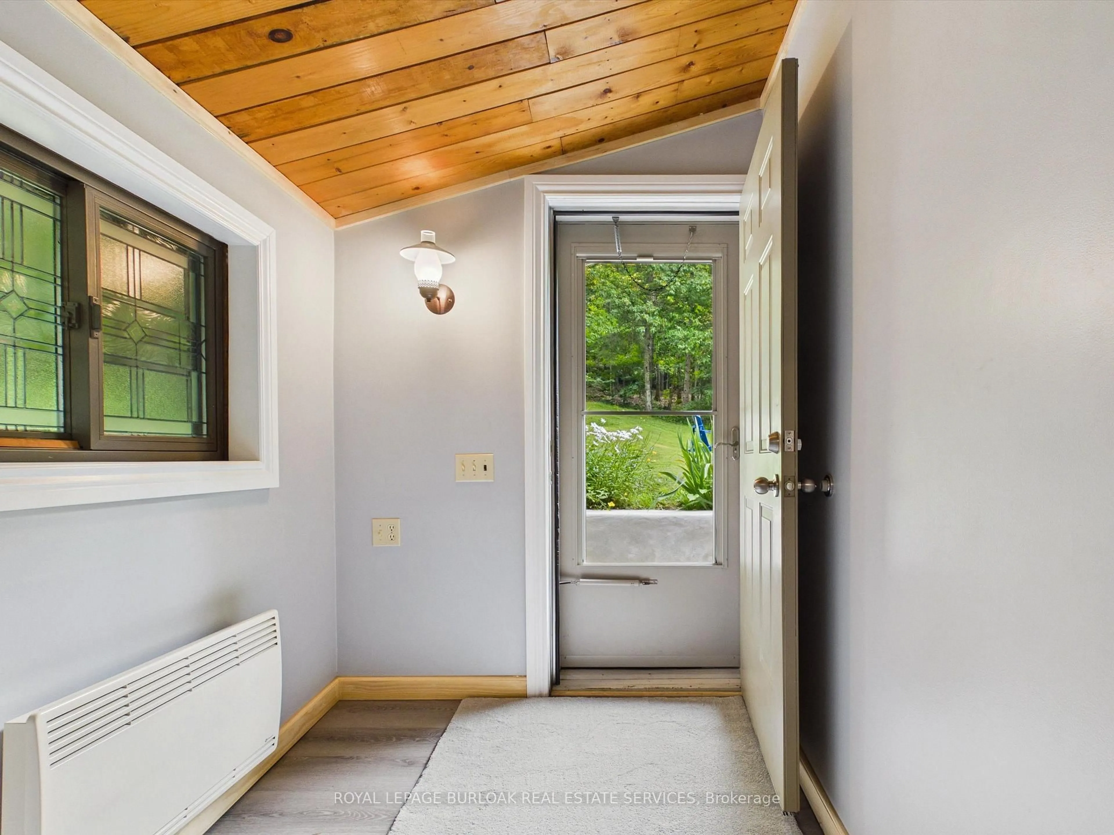 Indoor entryway for 224 Fawn Rd, Armour Ontario P0A 1J0