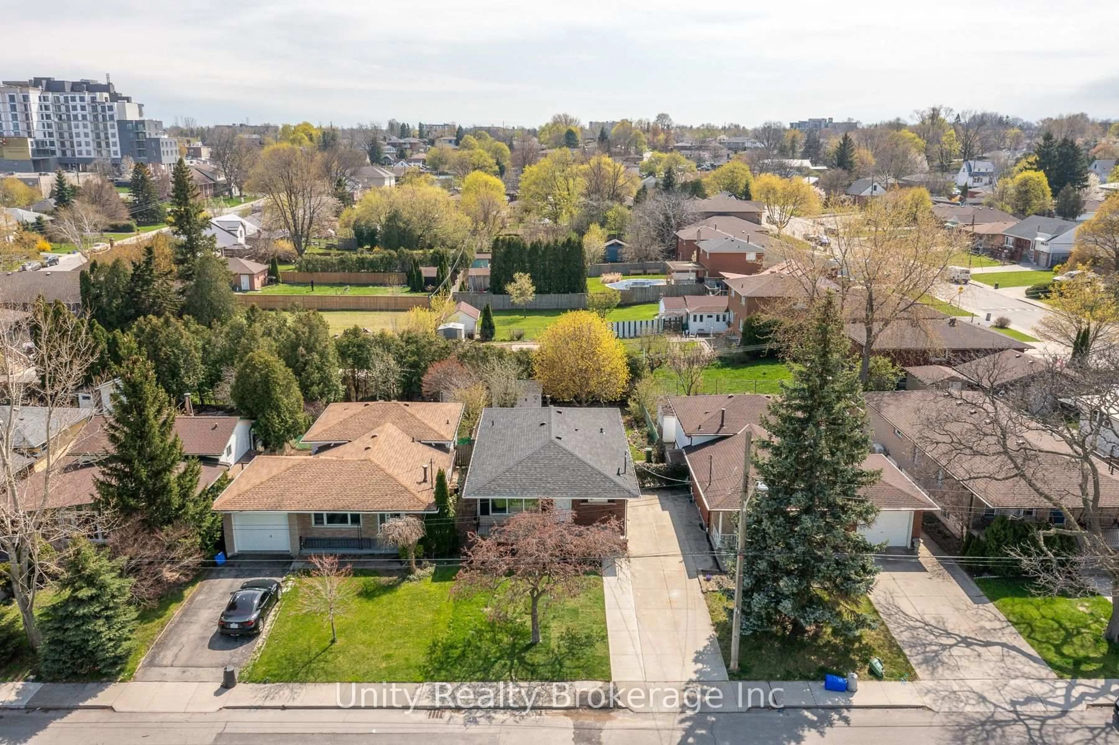A pic from outside/outdoor area/front of a property/back of a property/a pic from drone, street for 23 Tyrone Dr, Hamilton Ontario L9C 2M6