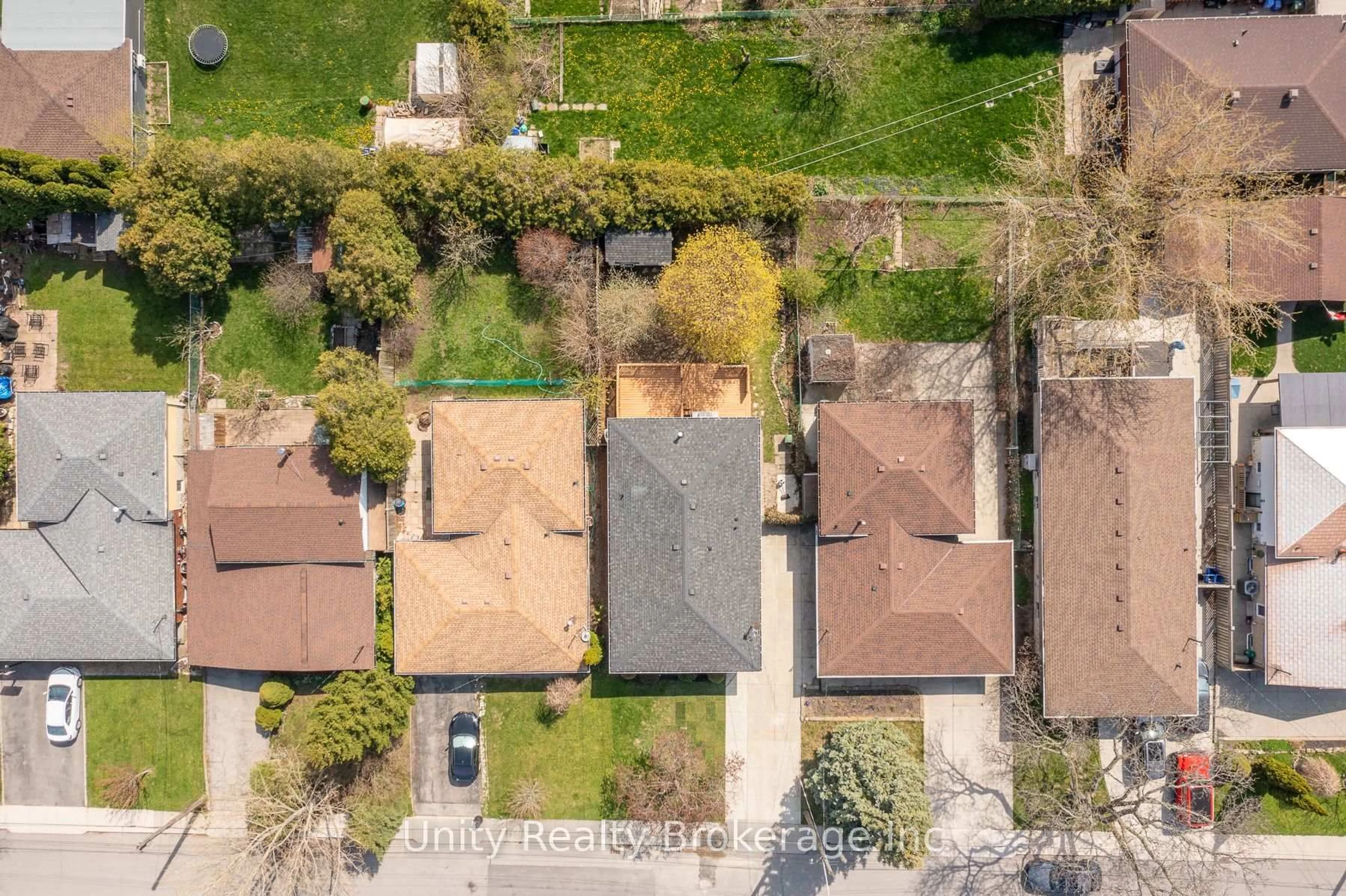 A pic from outside/outdoor area/front of a property/back of a property/a pic from drone, street for 23 Tyrone Dr, Hamilton Ontario L9C 2M6