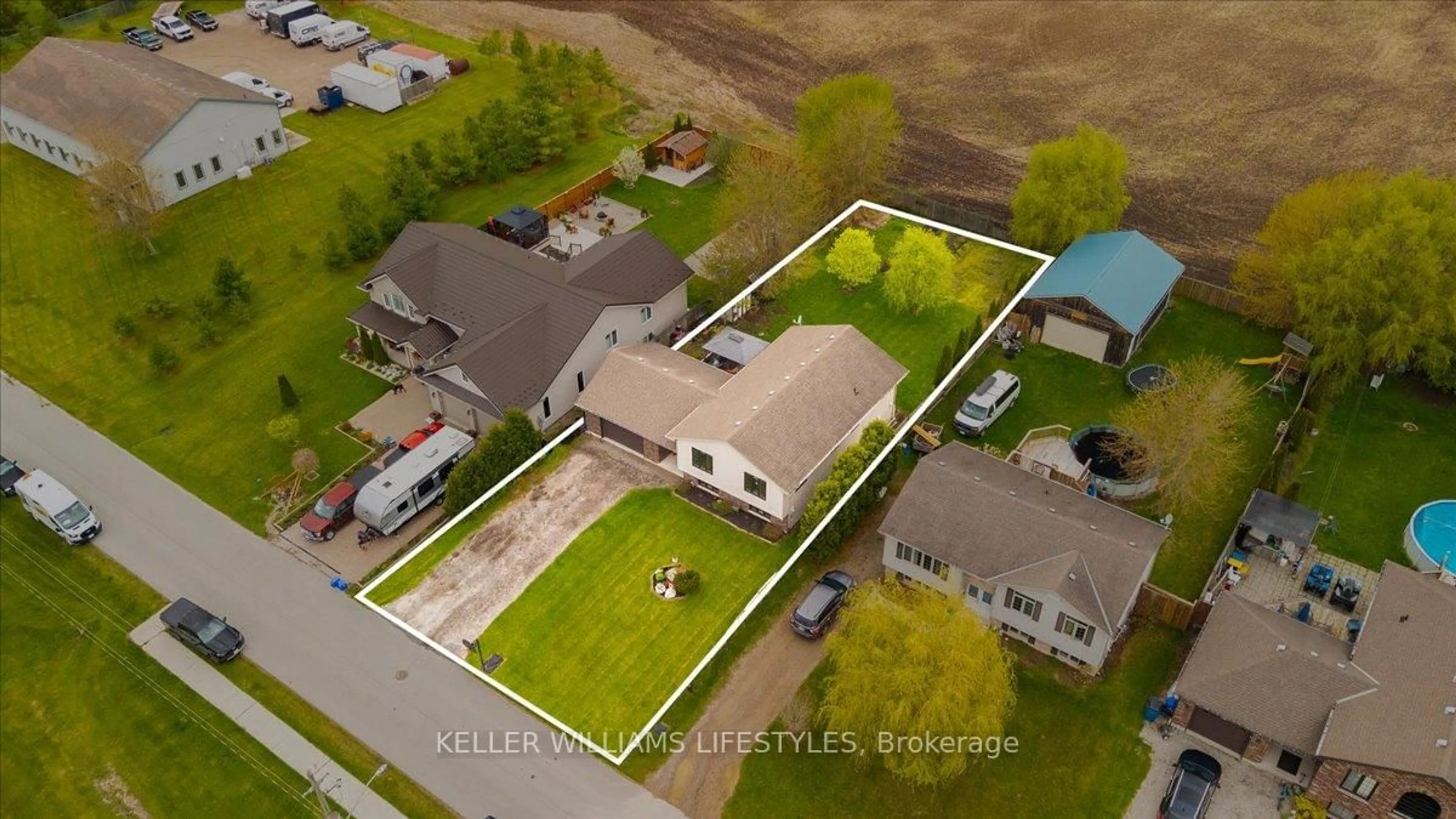 A pic from outside/outdoor area/front of a property/back of a property/a pic from drone, street for 29 Wellington St, Newbury Ontario N0L 1Z0
