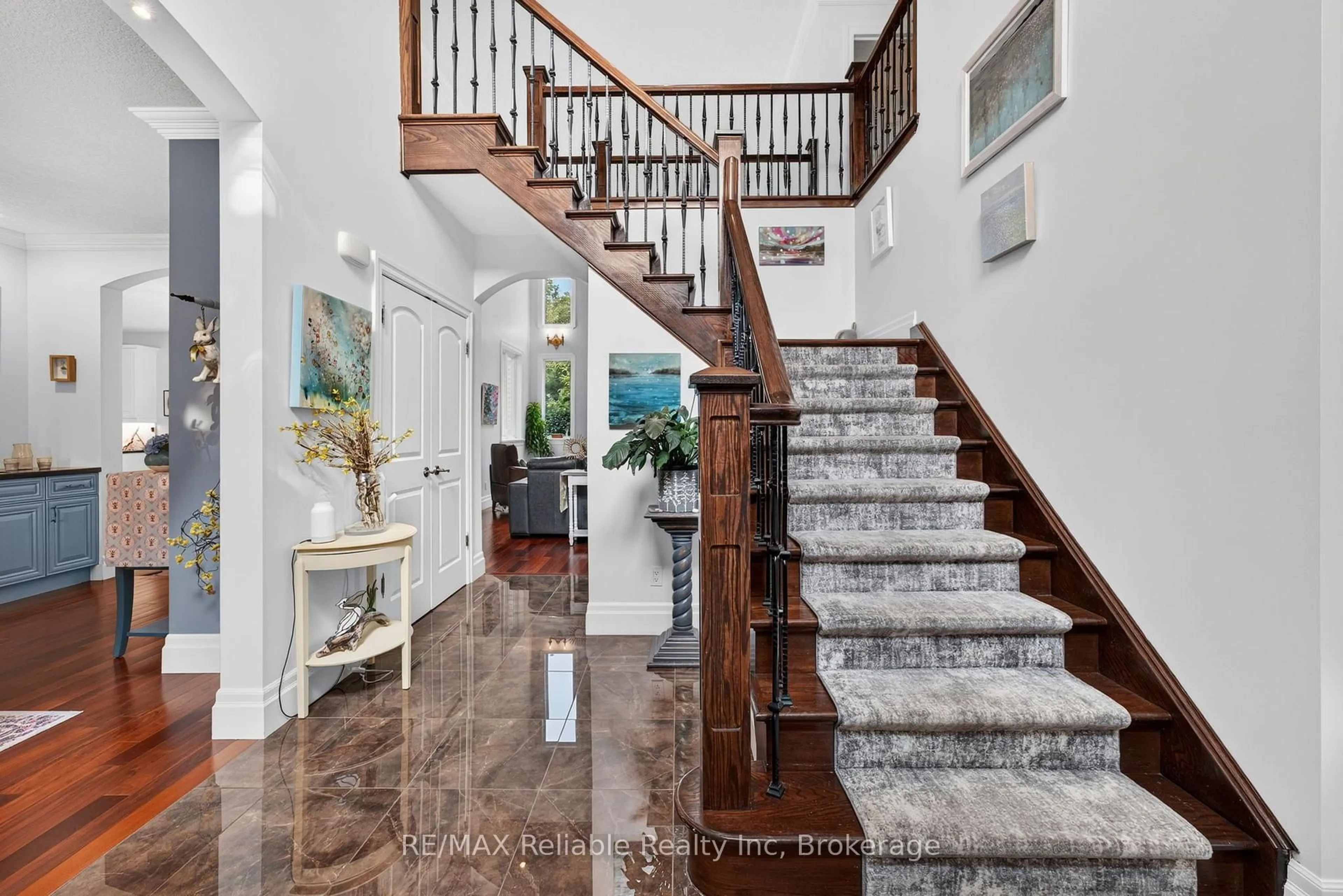 Indoor foyer for 77 West St, Huron East Ontario N0K 1W0