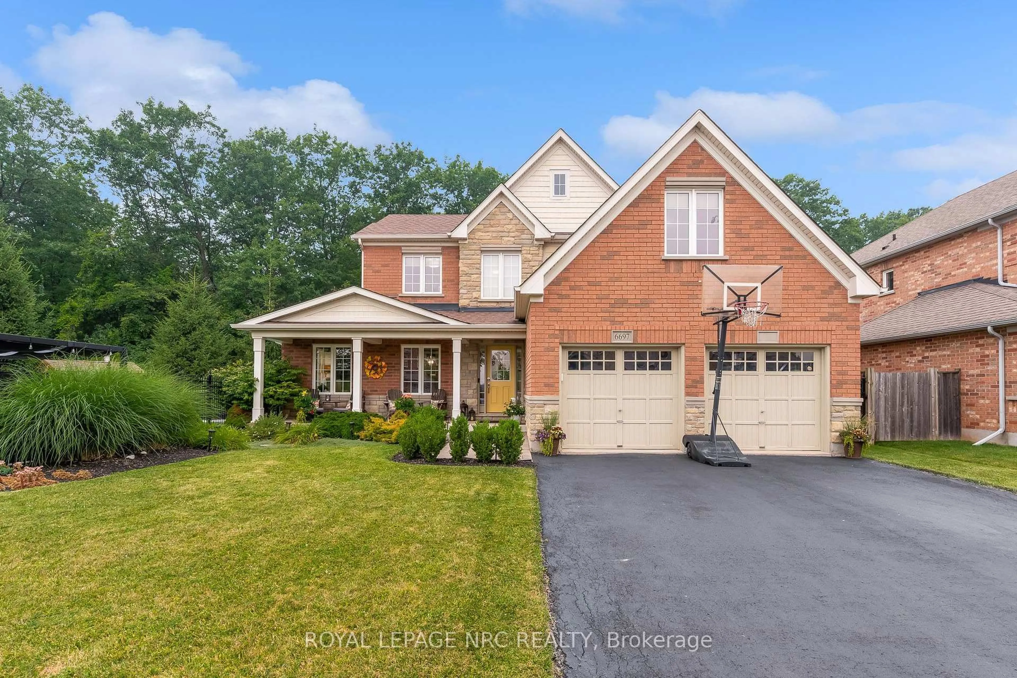 Home with brick exterior material, street for 6697 St. Michael Dr, Niagara Falls Ontario L2E 1A1