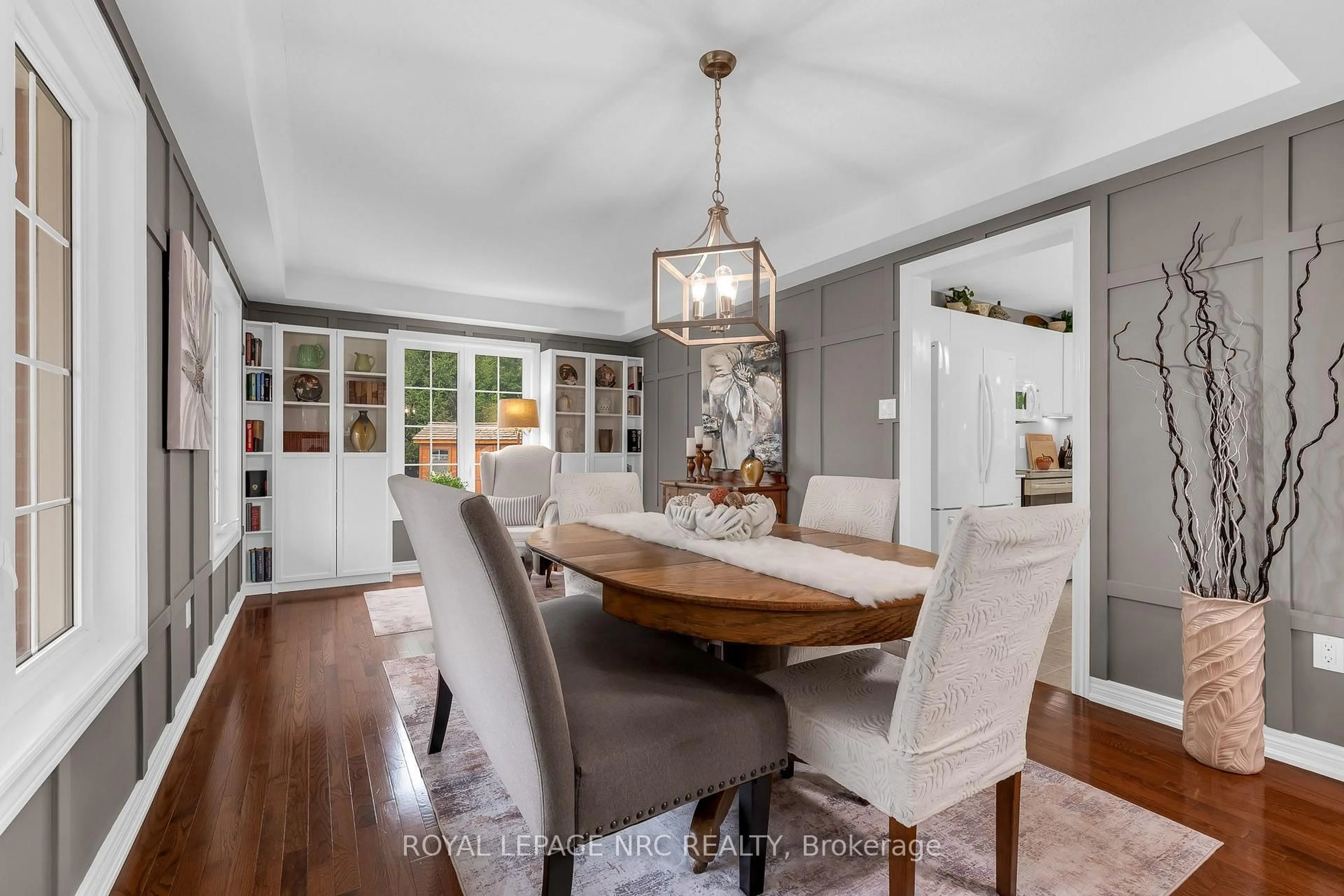 Dining room, wood/laminate floor for 6697 St. Michael Dr, Niagara Falls Ontario L2E 1A1