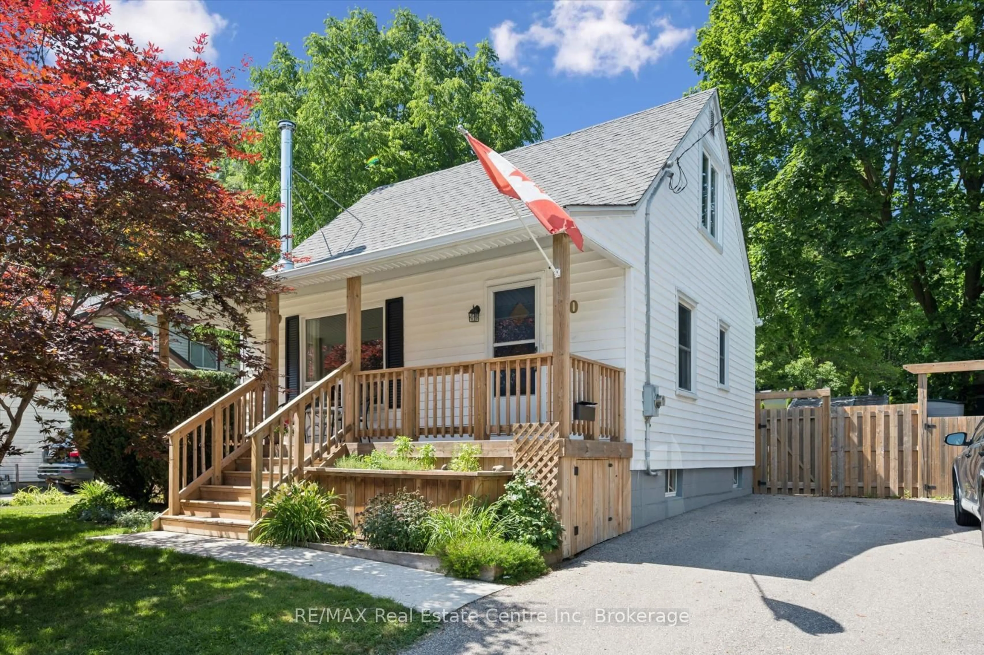Home with vinyl exterior material, street for 80 Memorial Cres, Guelph Ontario N1H 6B9