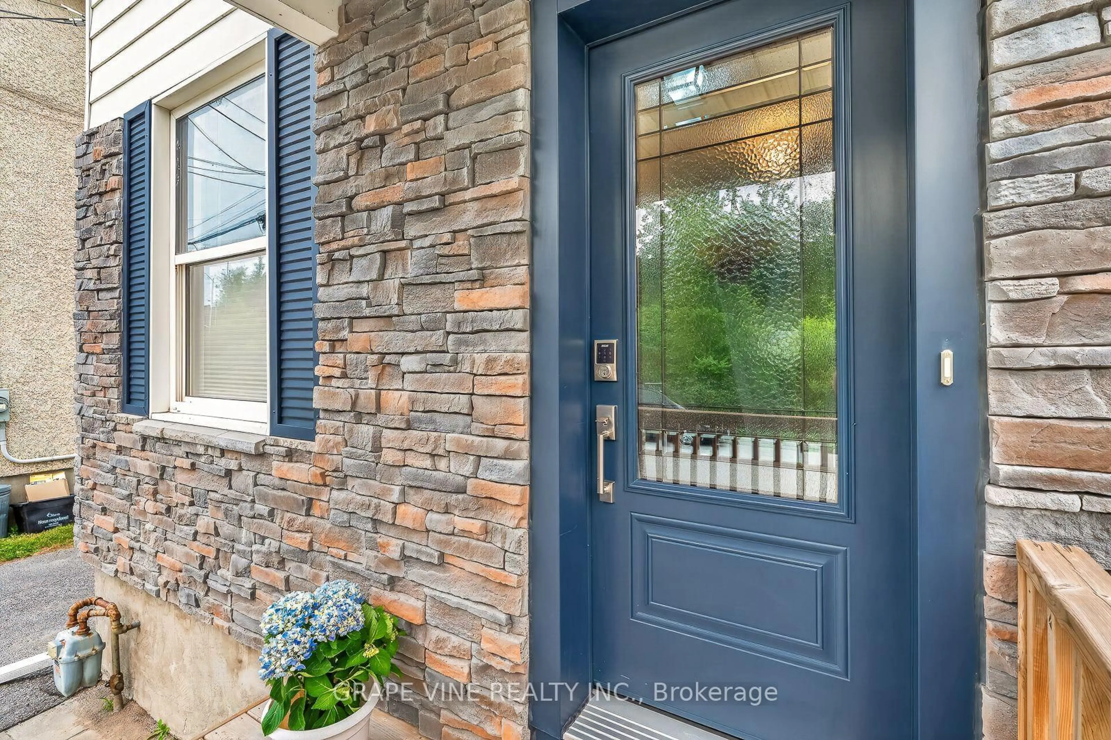 Indoor entryway for 31 Westmount Ave, Ottawa Ontario K1Y 3K2