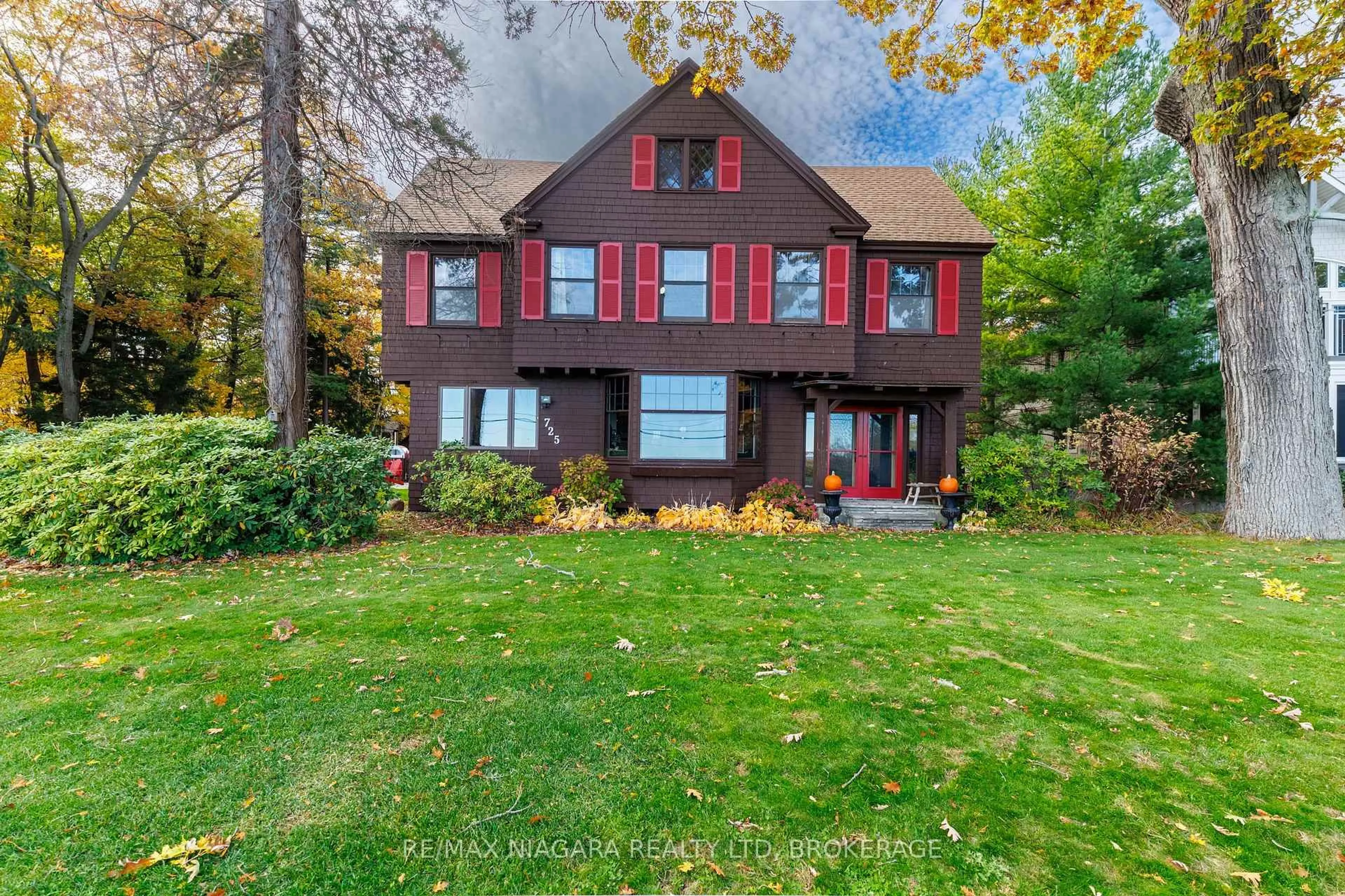 Home with brick exterior material, street for 725 Point Abino Rd, Fort Erie Ontario L0S 1N0