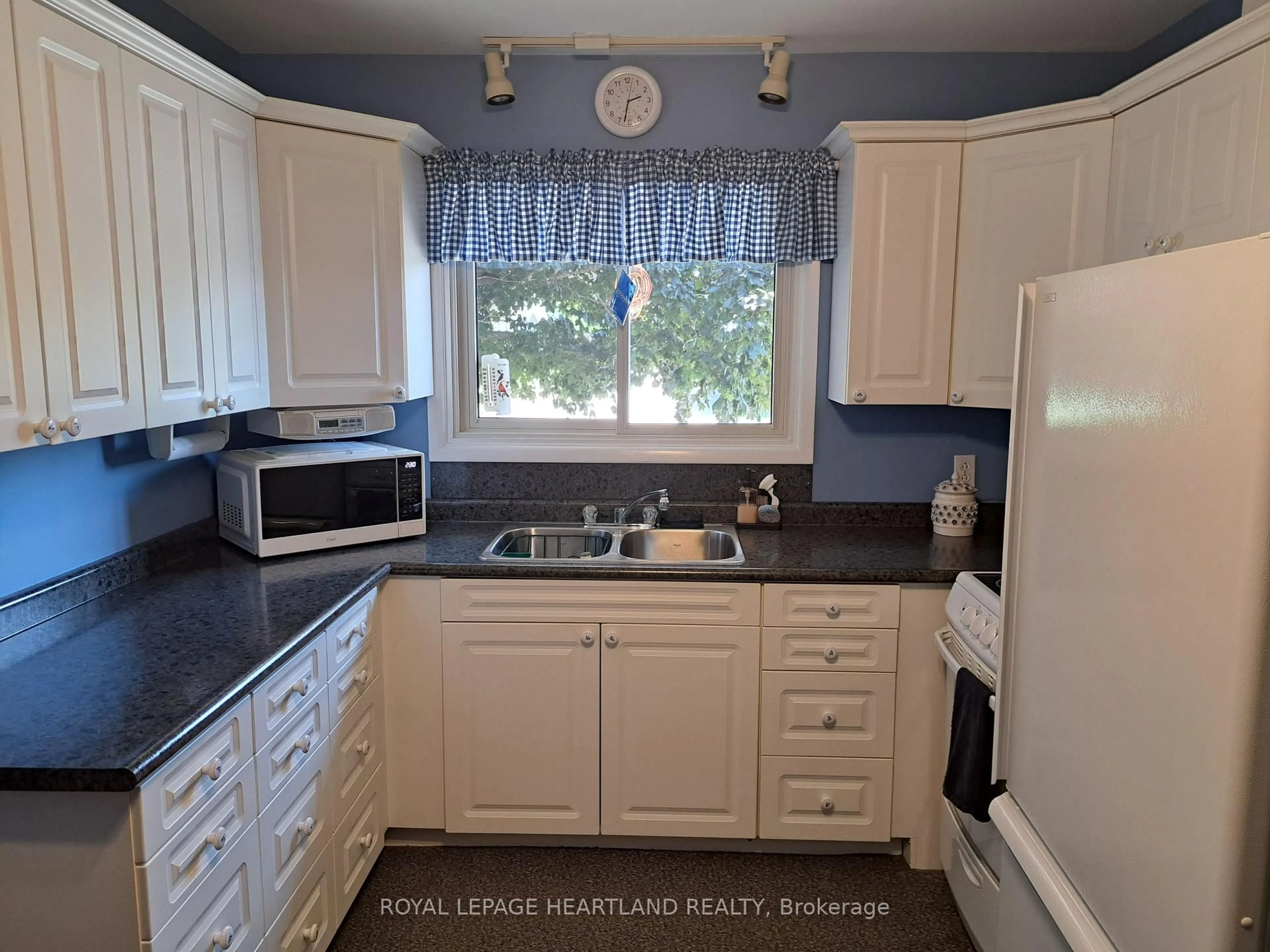 Standard kitchen, wood/laminate floor for 154 Thomas St, South Huron Ontario N0M 1S2