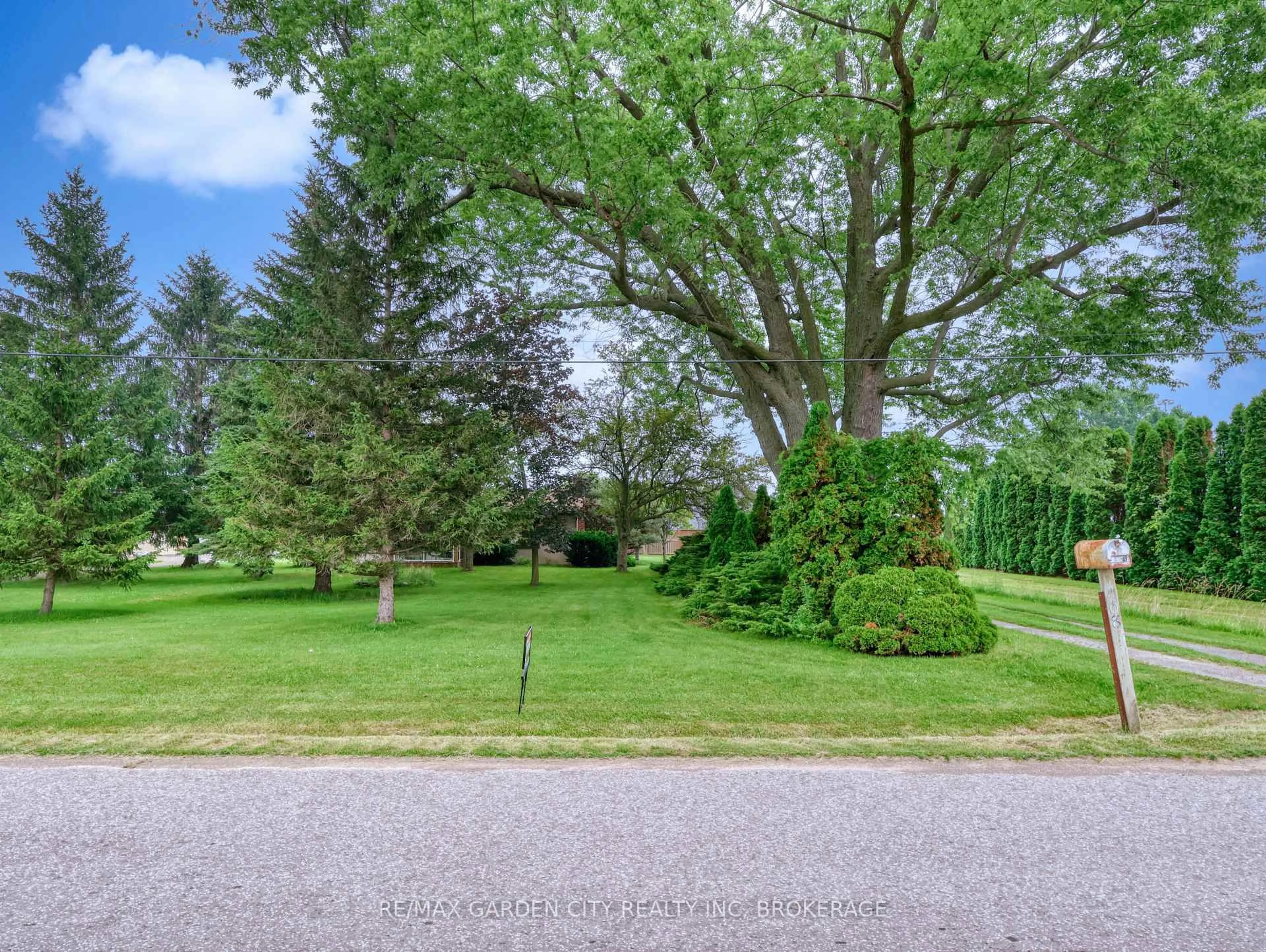 A pic from outside/outdoor area/front of a property/back of a property/a pic from drone, street for 1408 Fifth St, St. Catharines Ontario L2R 6P9