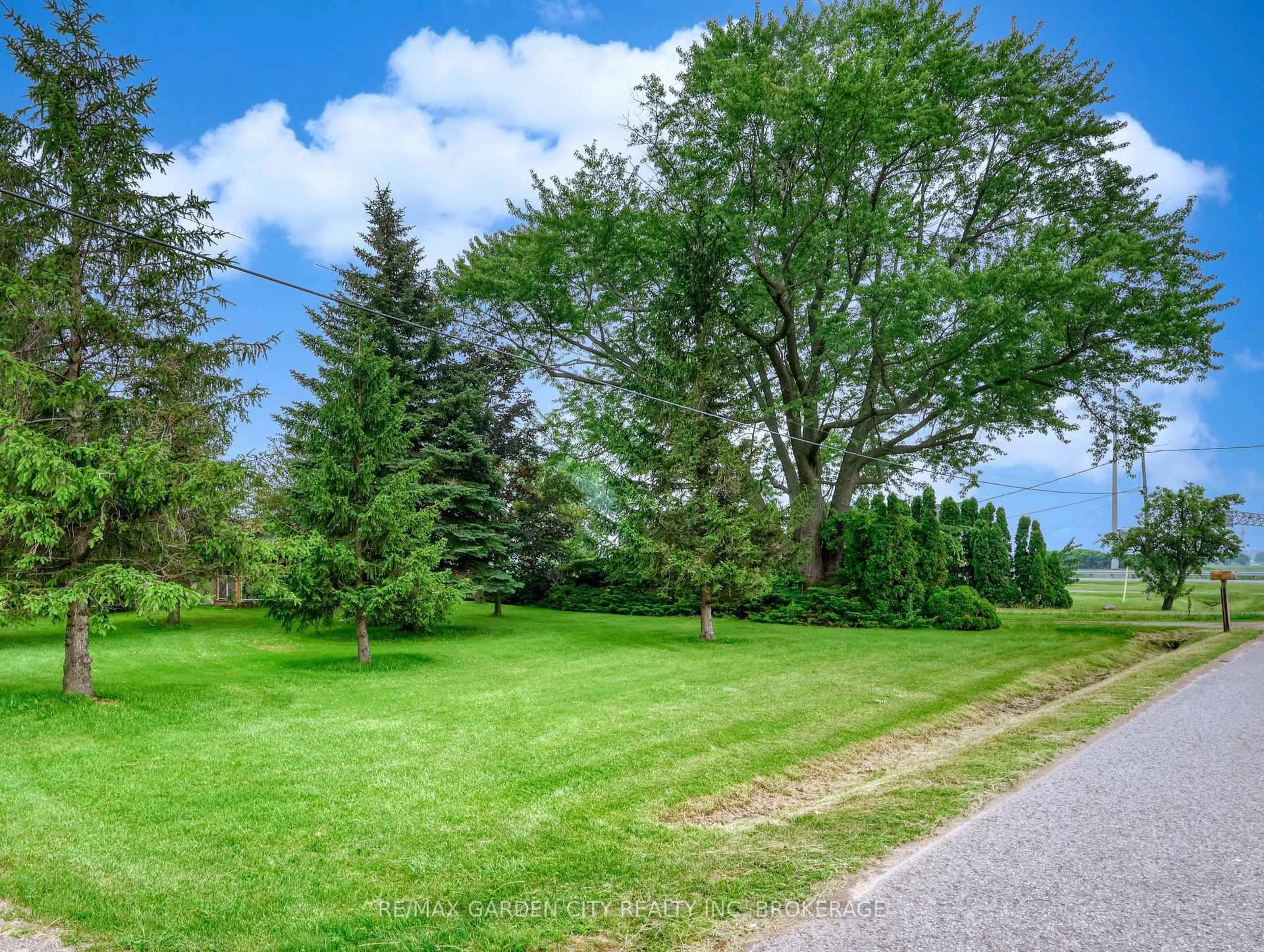 A pic from outside/outdoor area/front of a property/back of a property/a pic from drone, forest/trees view for 1408 Fifth St, St. Catharines Ontario L2R 6P9