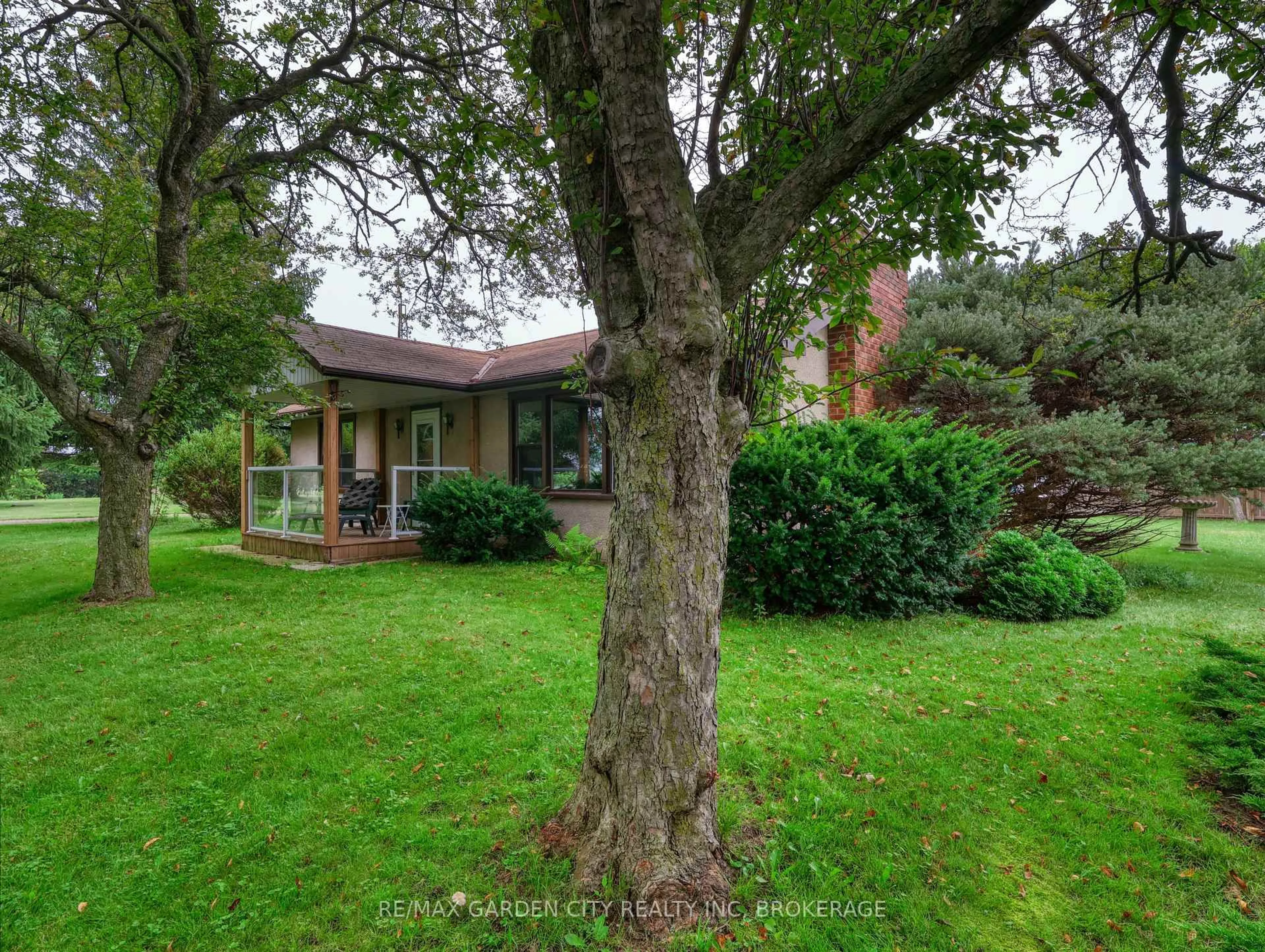 A pic from outside/outdoor area/front of a property/back of a property/a pic from drone, forest/trees view for 1408 Fifth St, St. Catharines Ontario L2R 6P9