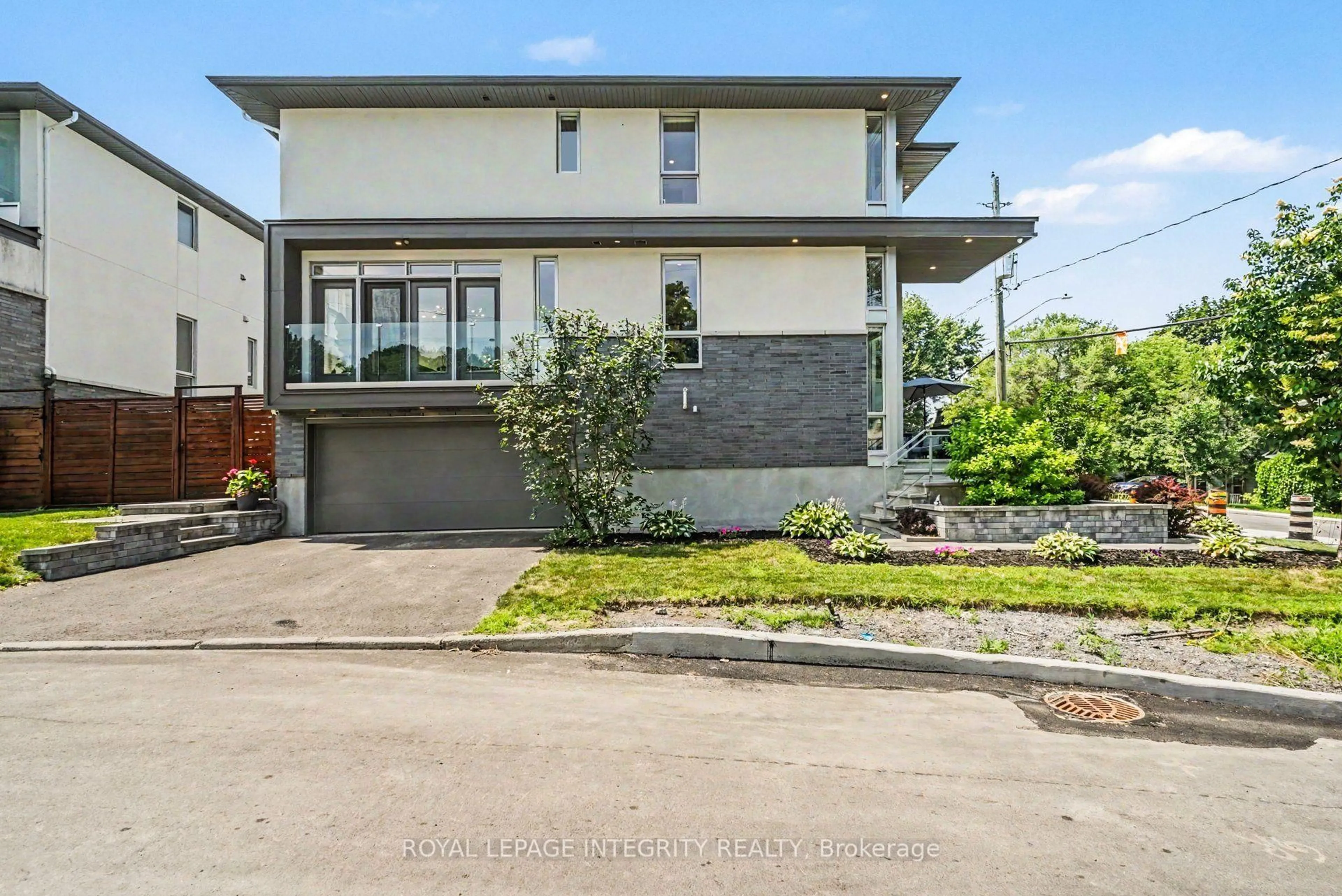 A pic from outside/outdoor area/front of a property/back of a property/a pic from drone, street for 140 Clare St, Ottawa Ontario K1Z 7C4