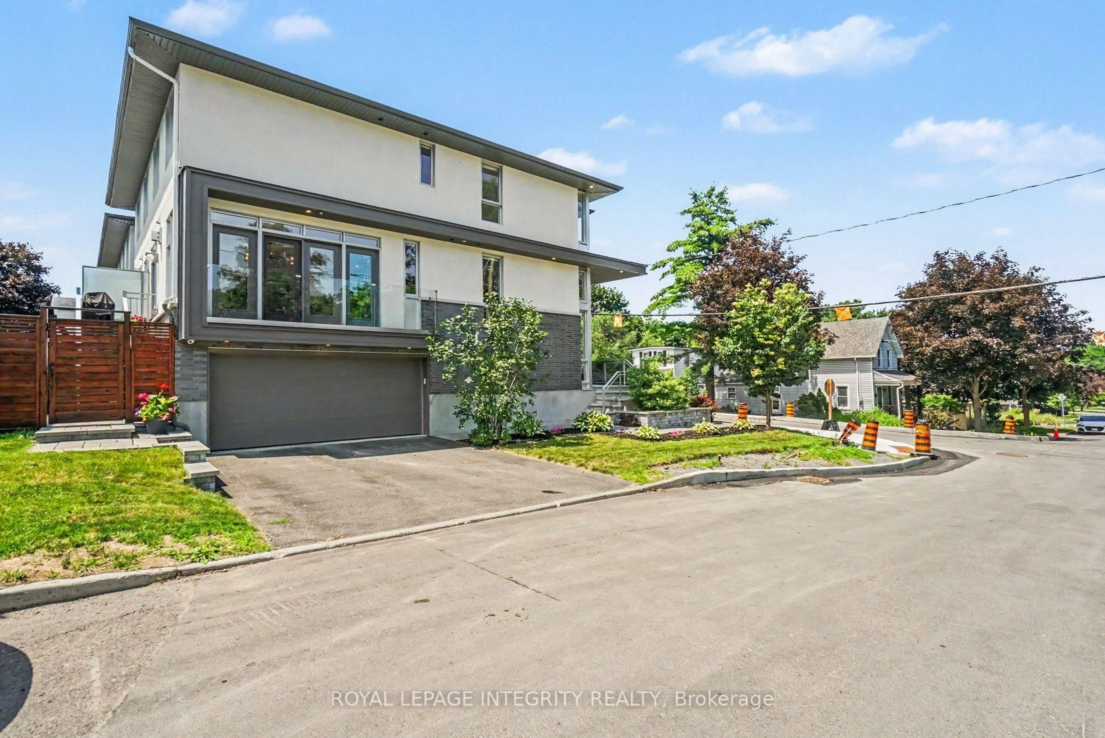 A pic from outside/outdoor area/front of a property/back of a property/a pic from drone, street for 140 Clare St, Ottawa Ontario K1Z 7C4
