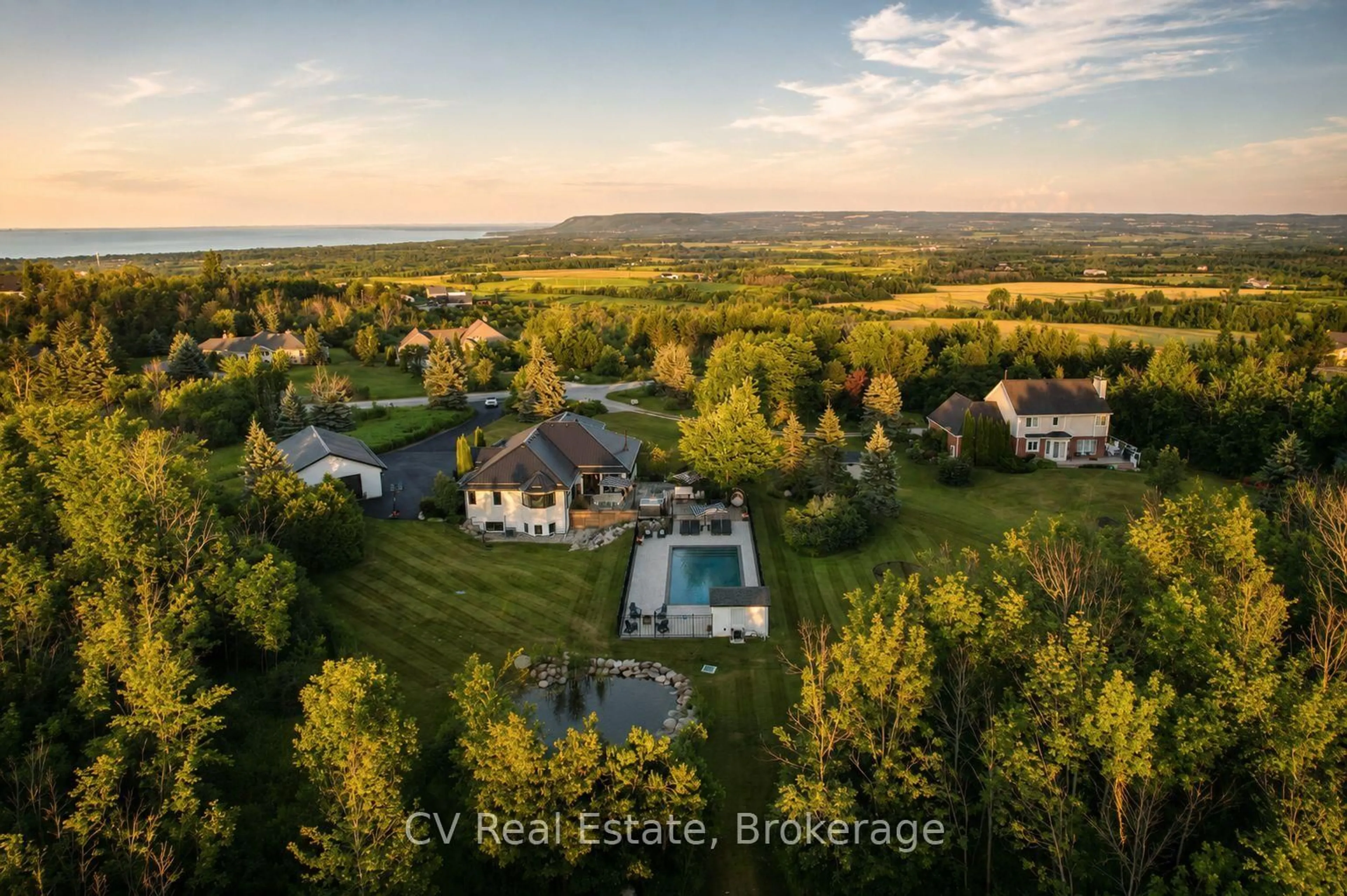 A pic from outside/outdoor area/front of a property/back of a property/a pic from drone, water/lake/river/ocean view for 104 Ridgecrest Lane, Meaford Ontario N0H 2P0