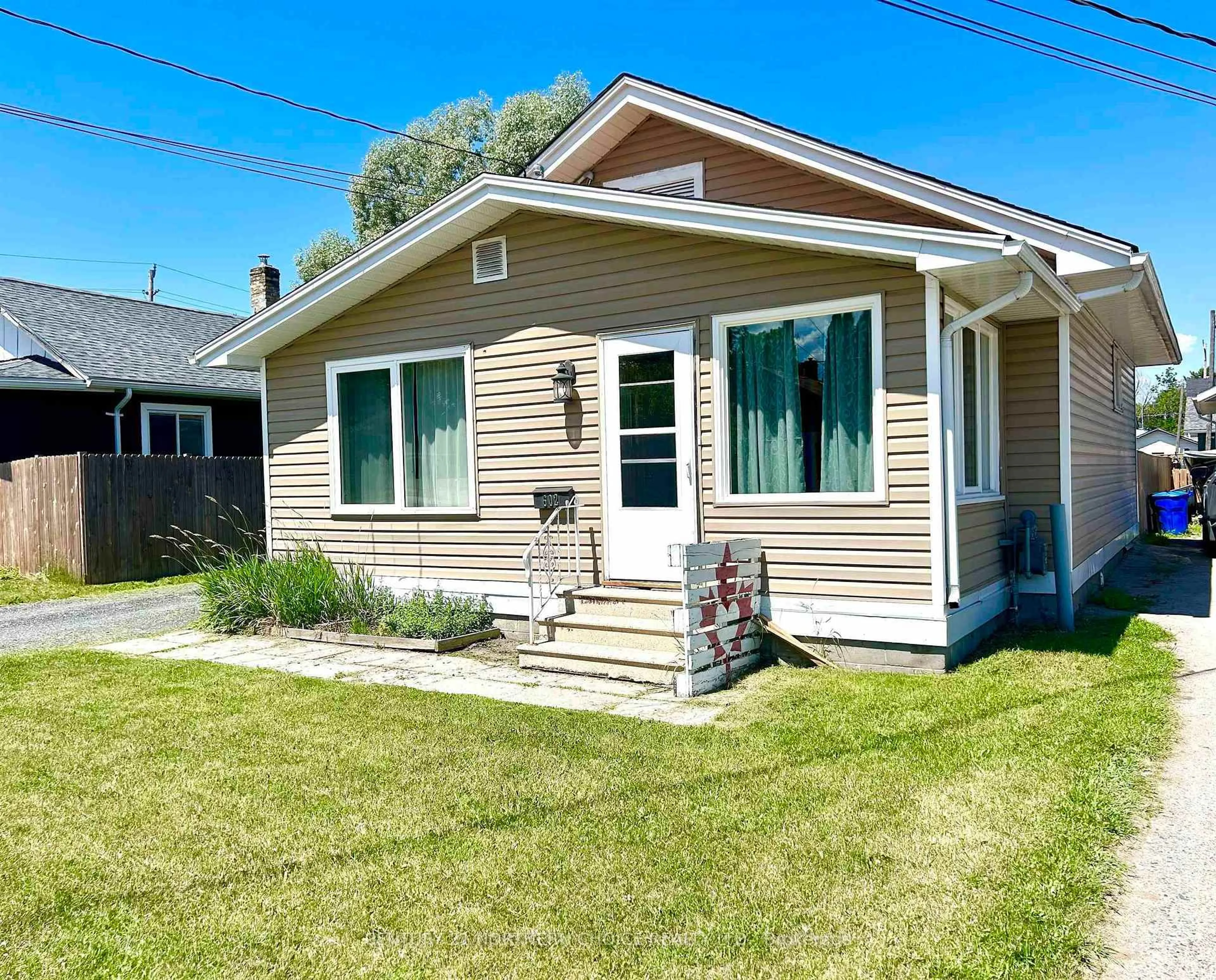 Home with vinyl exterior material, street for 602 Church Street, Fort Frances Ontario P9A 1E6