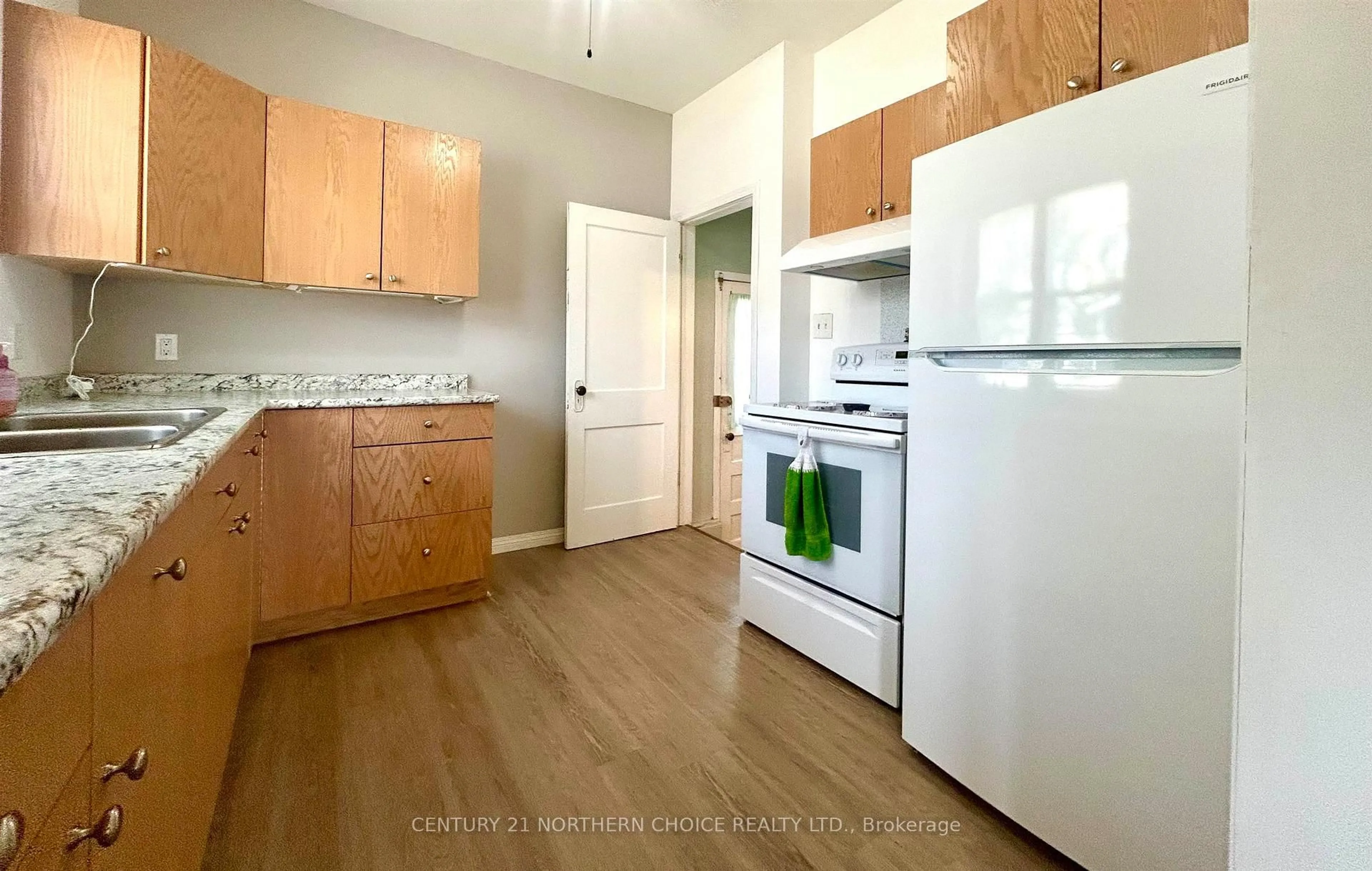 Standard kitchen, wood/laminate floor for 602 Church Street, Fort Frances Ontario P9A 1E6