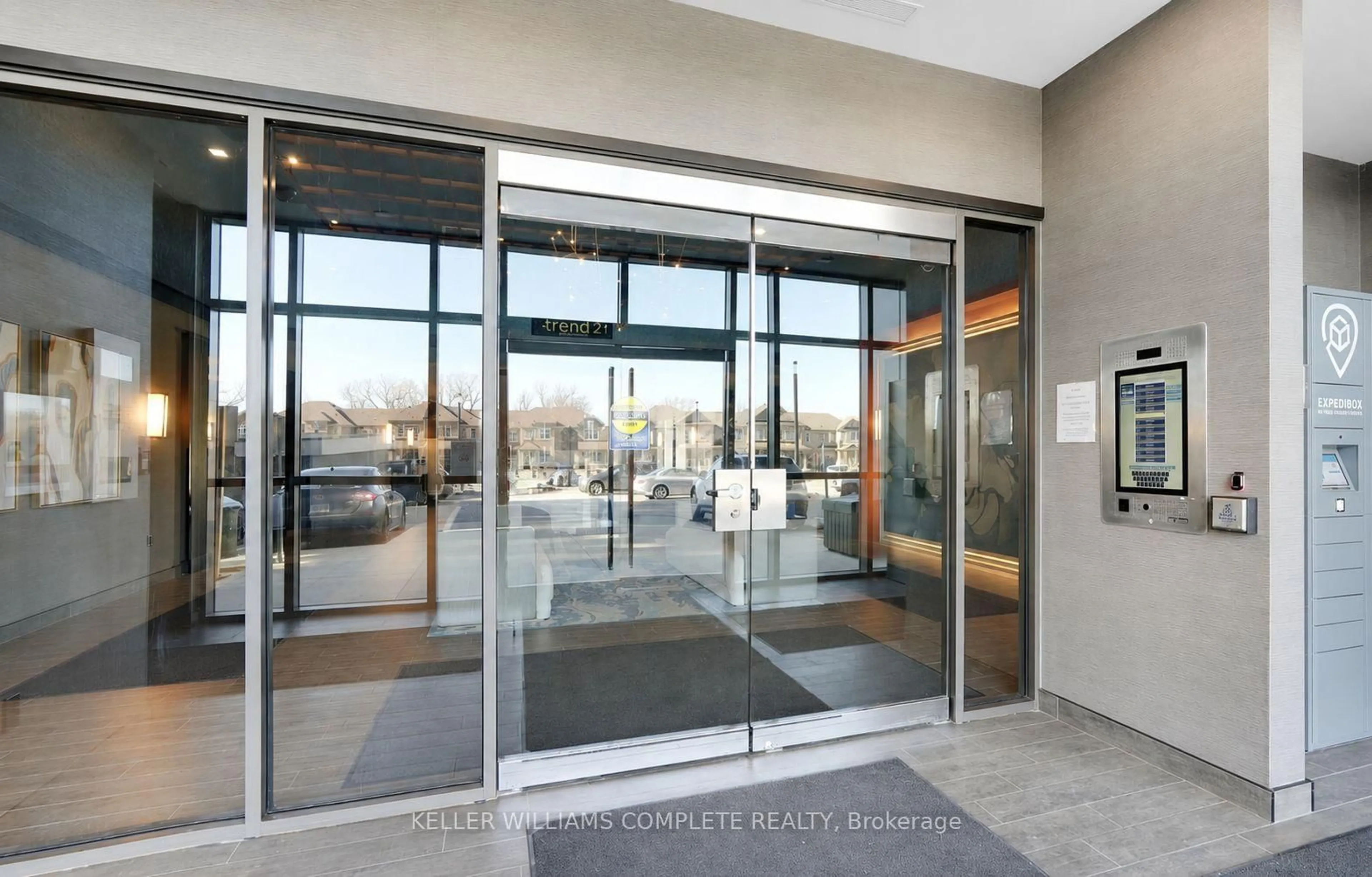 Indoor foyer for 460 Dundas St #1109, Hamilton Ontario L8B 2A5