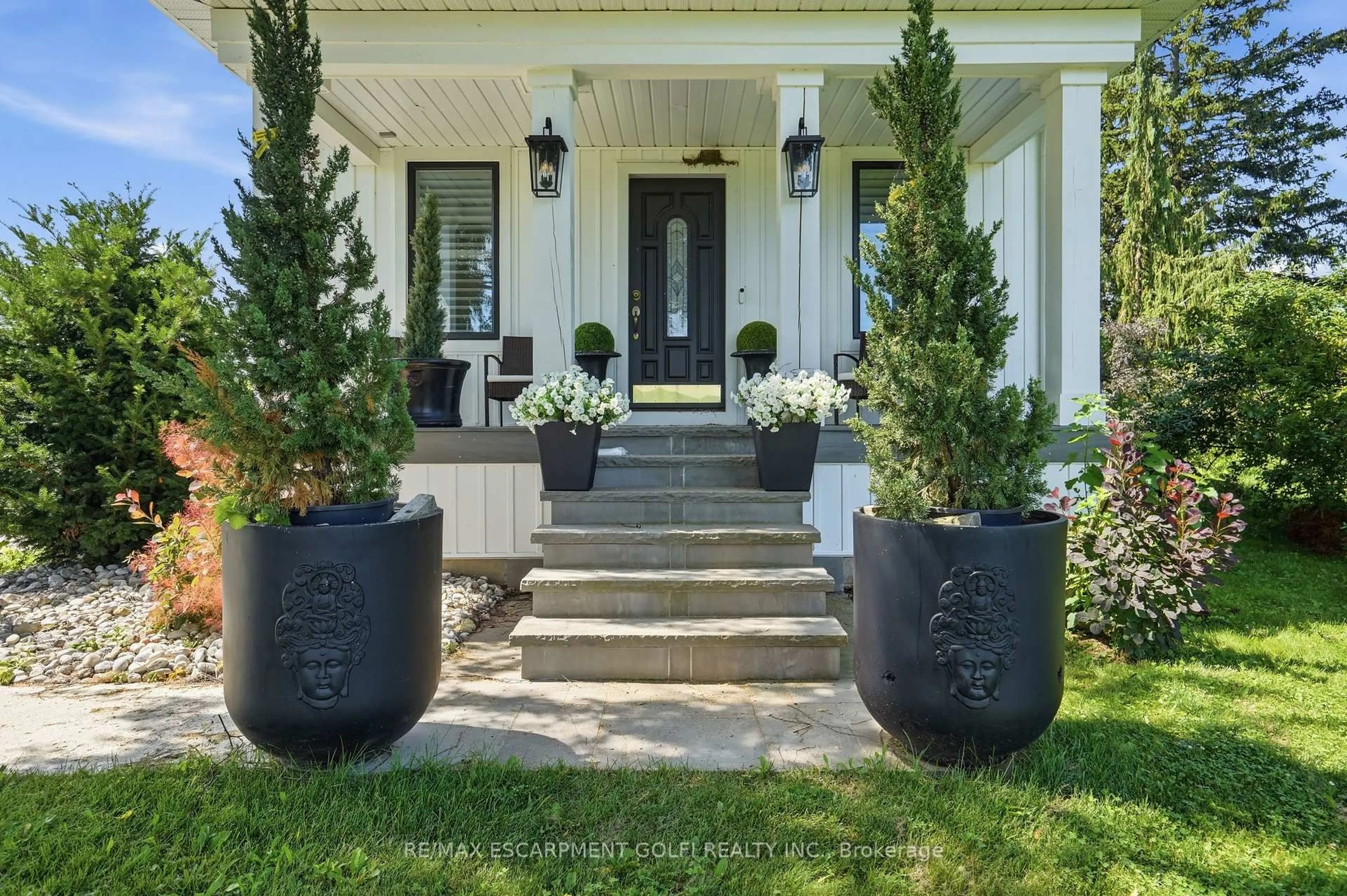 Indoor entryway for 219 Ridge Rd, Grimsby Ontario L3M 4E7