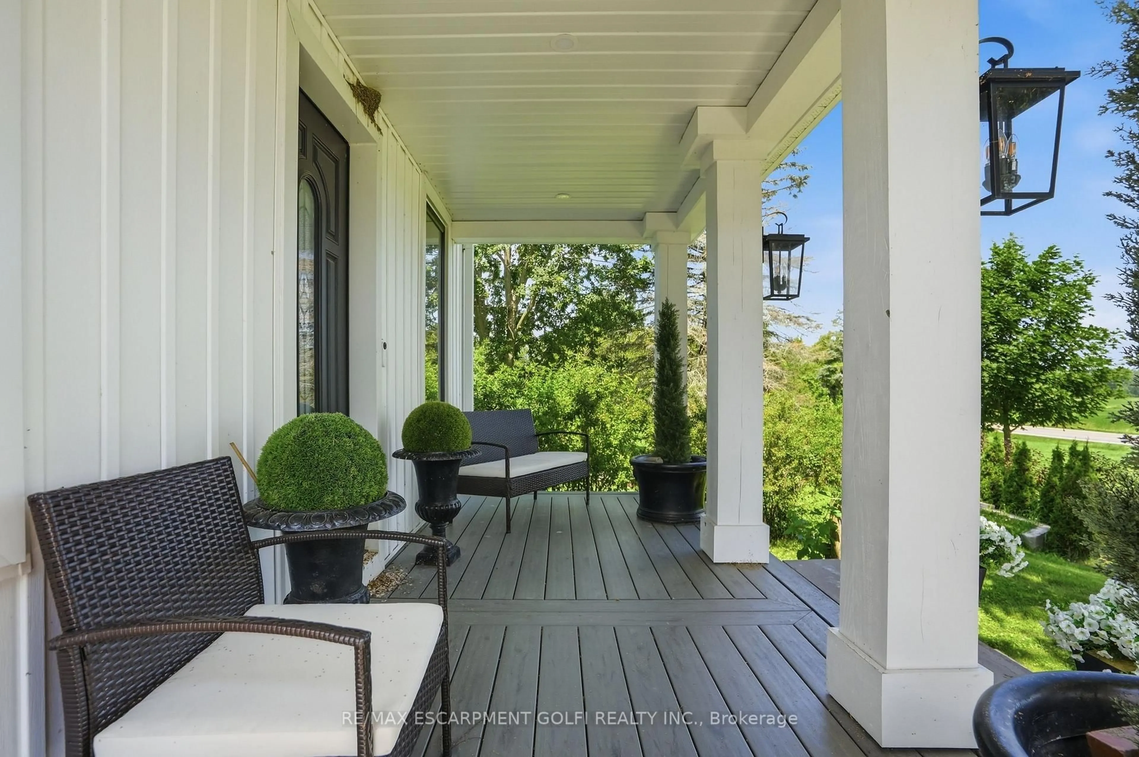 Patio, street for 219 Ridge Rd, Grimsby Ontario L3M 4E7