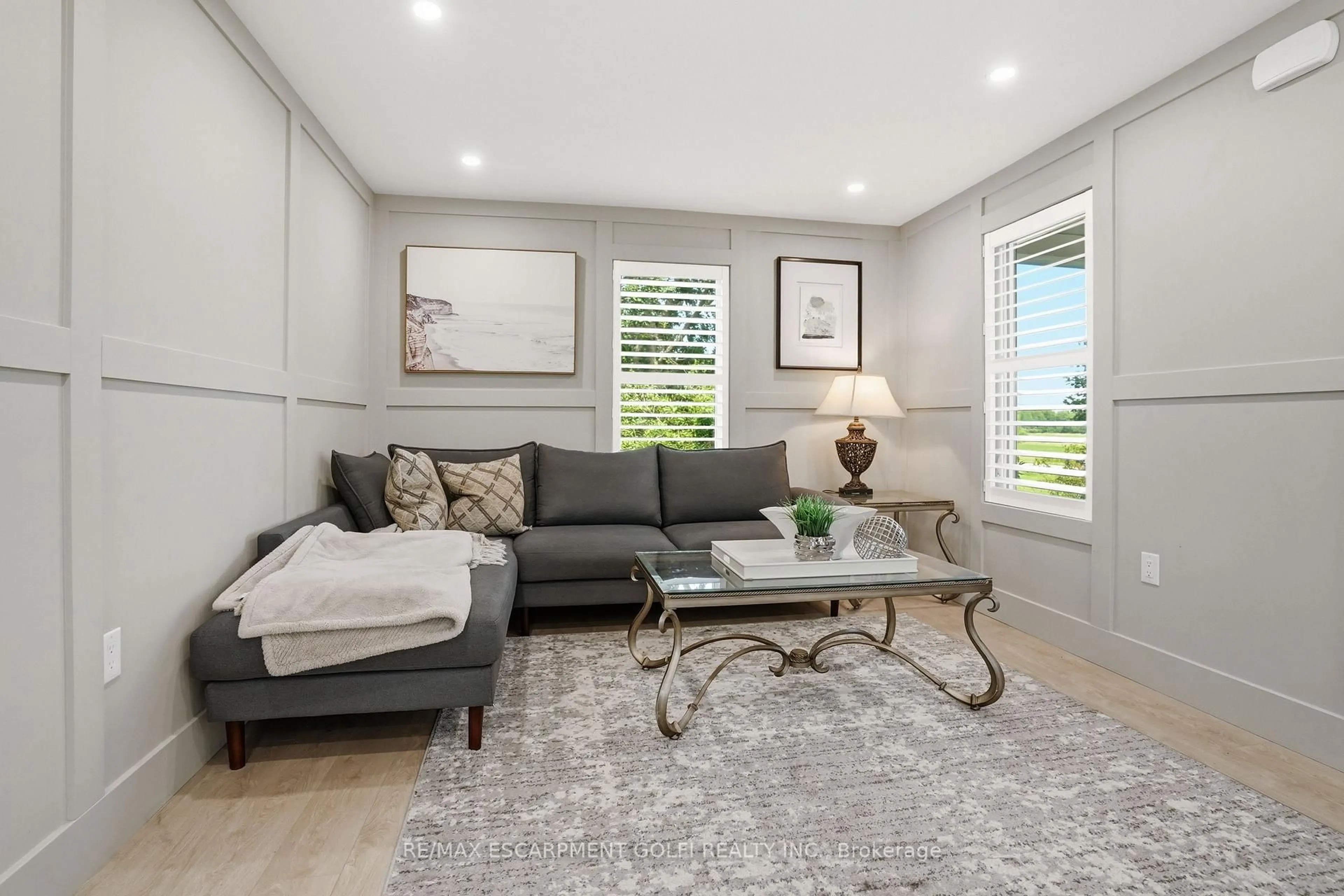 Living room with furniture, unknown for 219 Ridge Rd, Grimsby Ontario L3M 4E7